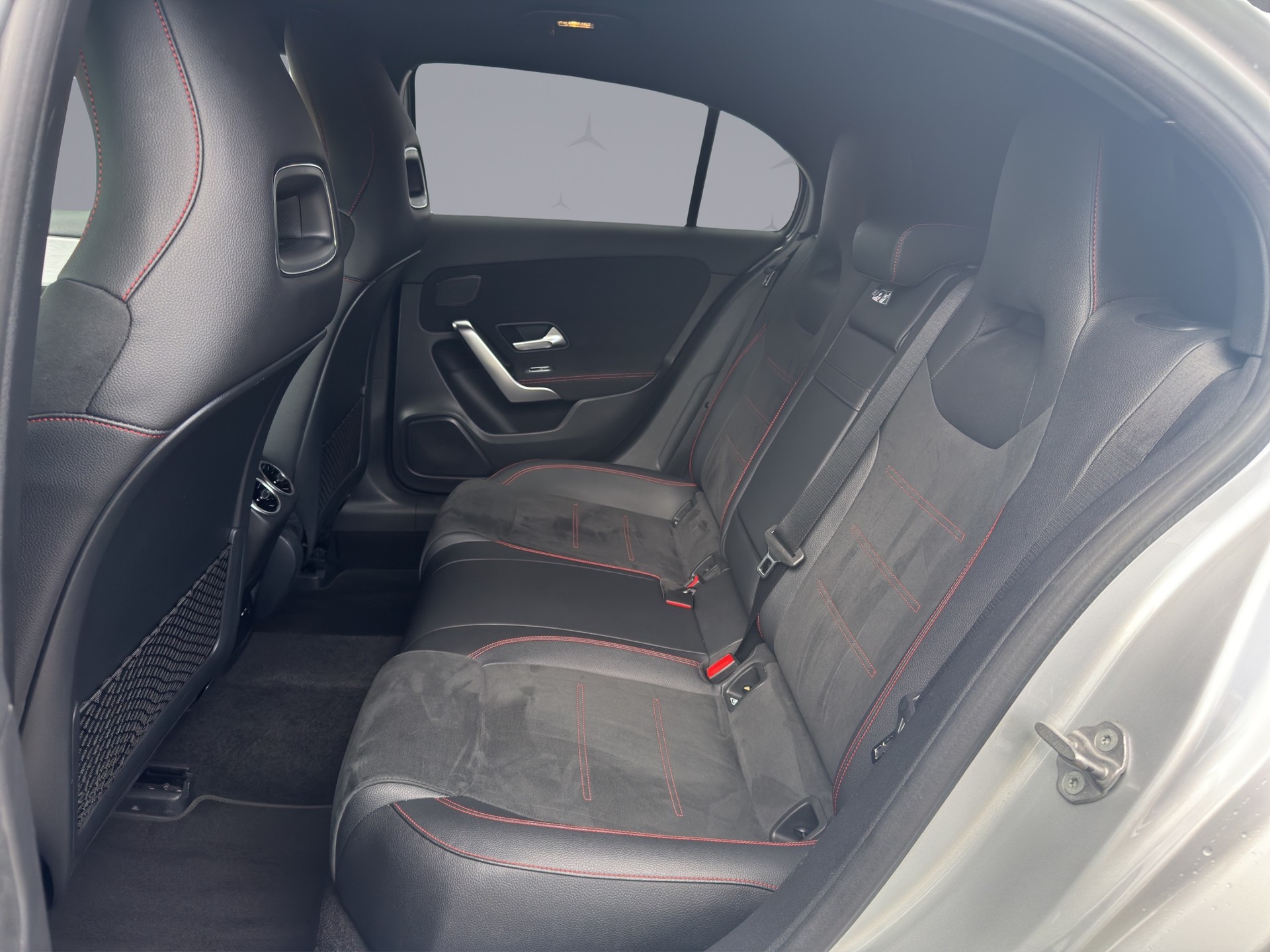 MERCEDES-BENZ A 250 e AMG Line-image-11