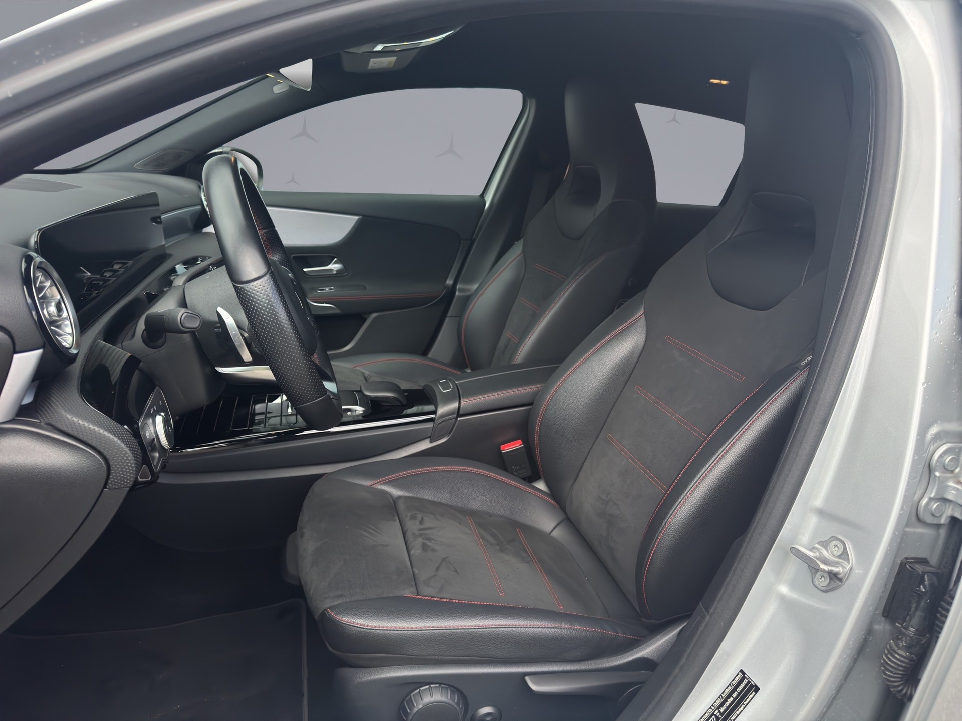 MERCEDES-BENZ A 250 e AMG Line-image-16