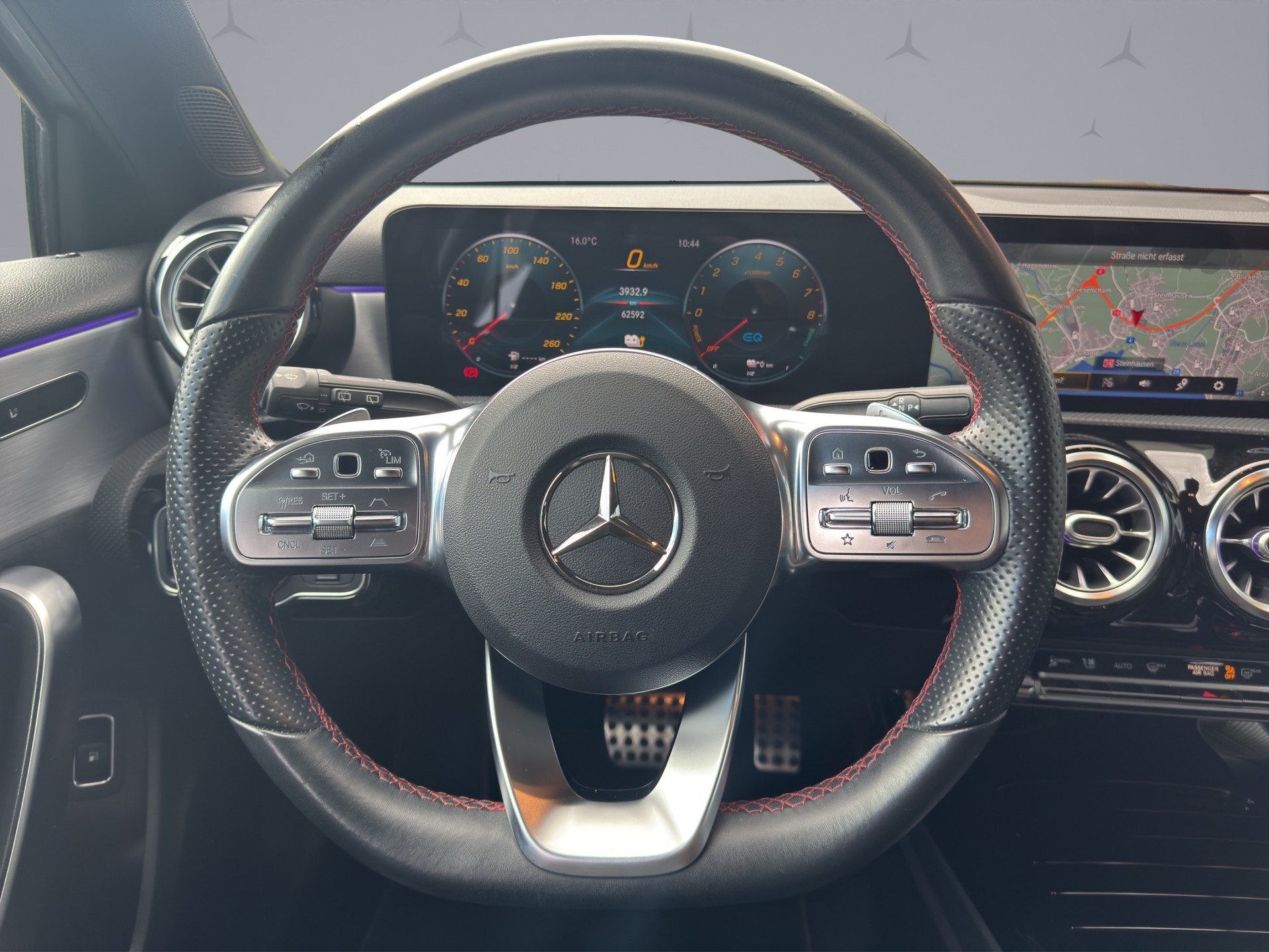 MERCEDES-BENZ A 250 e AMG Line-image-10