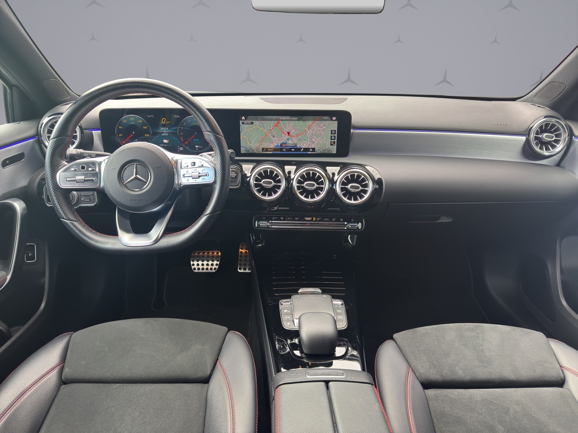 MERCEDES-BENZ A 250 e AMG Line-image-12
