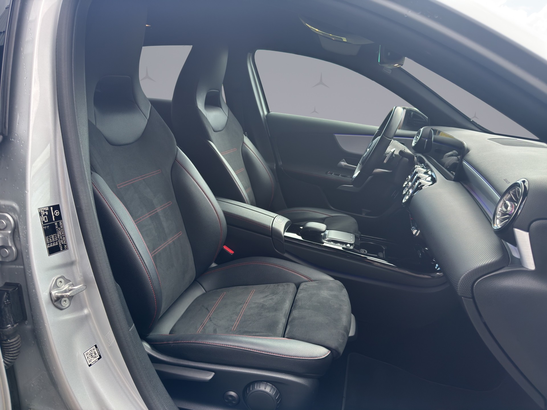 MERCEDES-BENZ A 250 e AMG Line-image-17