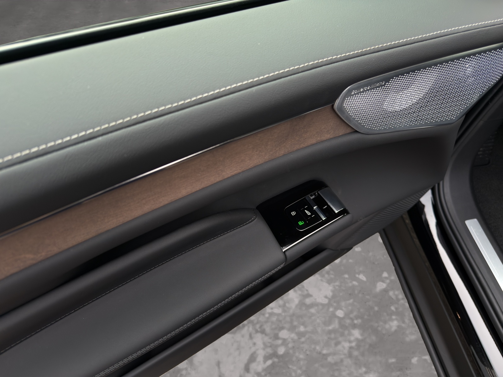 VOLVO ES90 Ultra-image-9