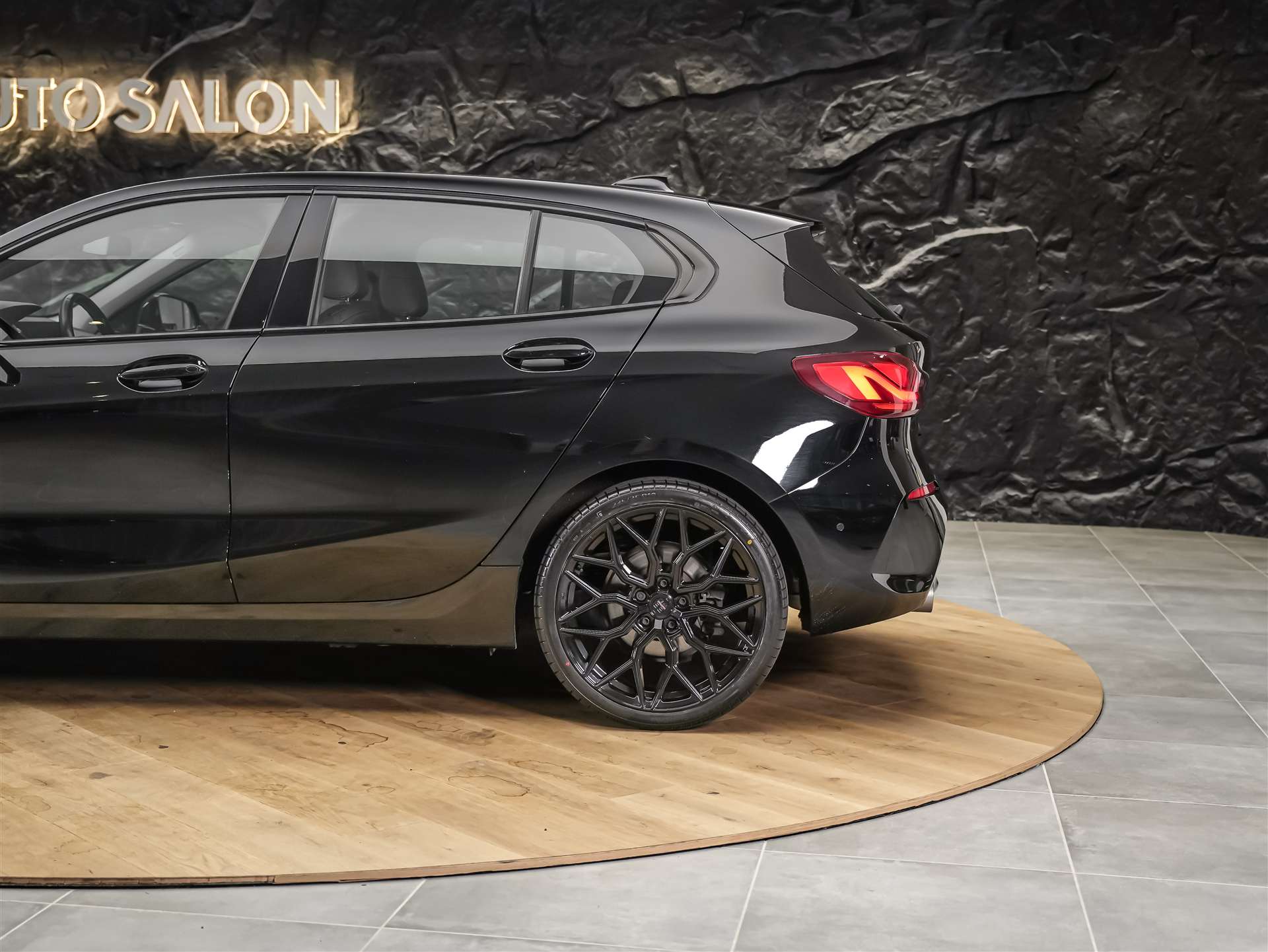 BMW 118i Sport Line Steptronic *CH Auto*19" Felgen*Harman/Kardon*-image-15