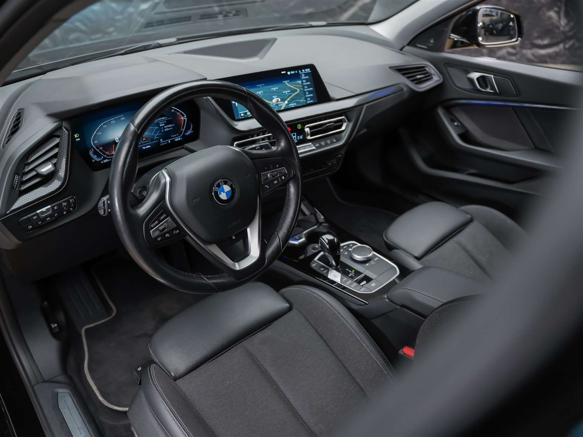 BMW 118i Sport Line Steptronic *CH Auto*19" Felgen*Harman/Kardon*-image-8