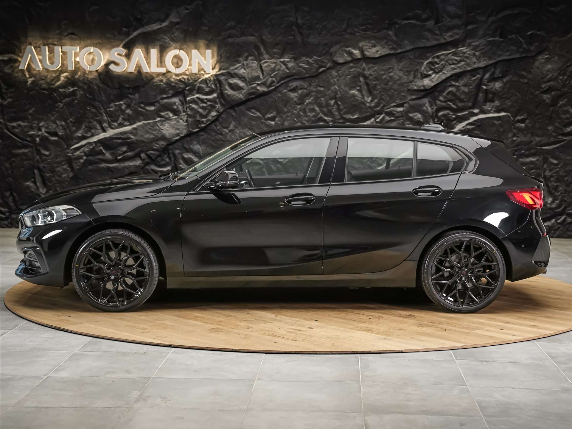 BMW 118i Sport Line Steptronic *CH Auto*19" Felgen*Harman/Kardon*-showroom-element-1