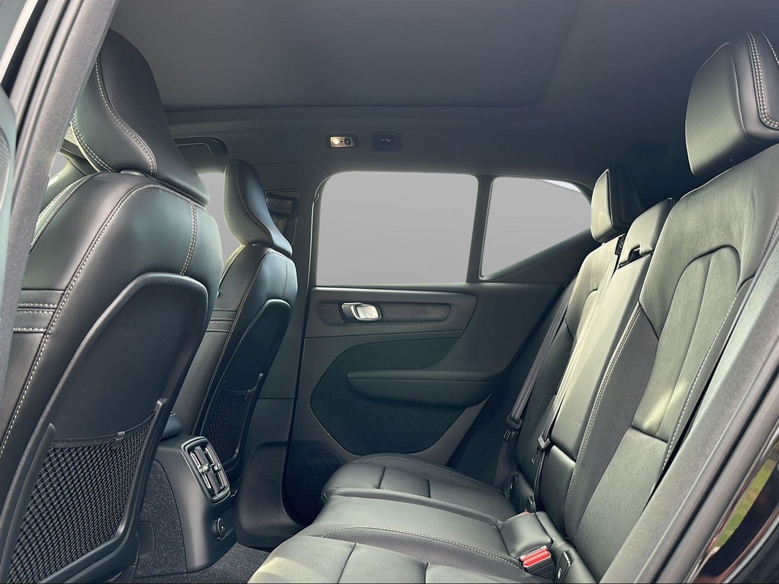 VOLVO XC40 1.5 T5 PiH R-Design-image-13