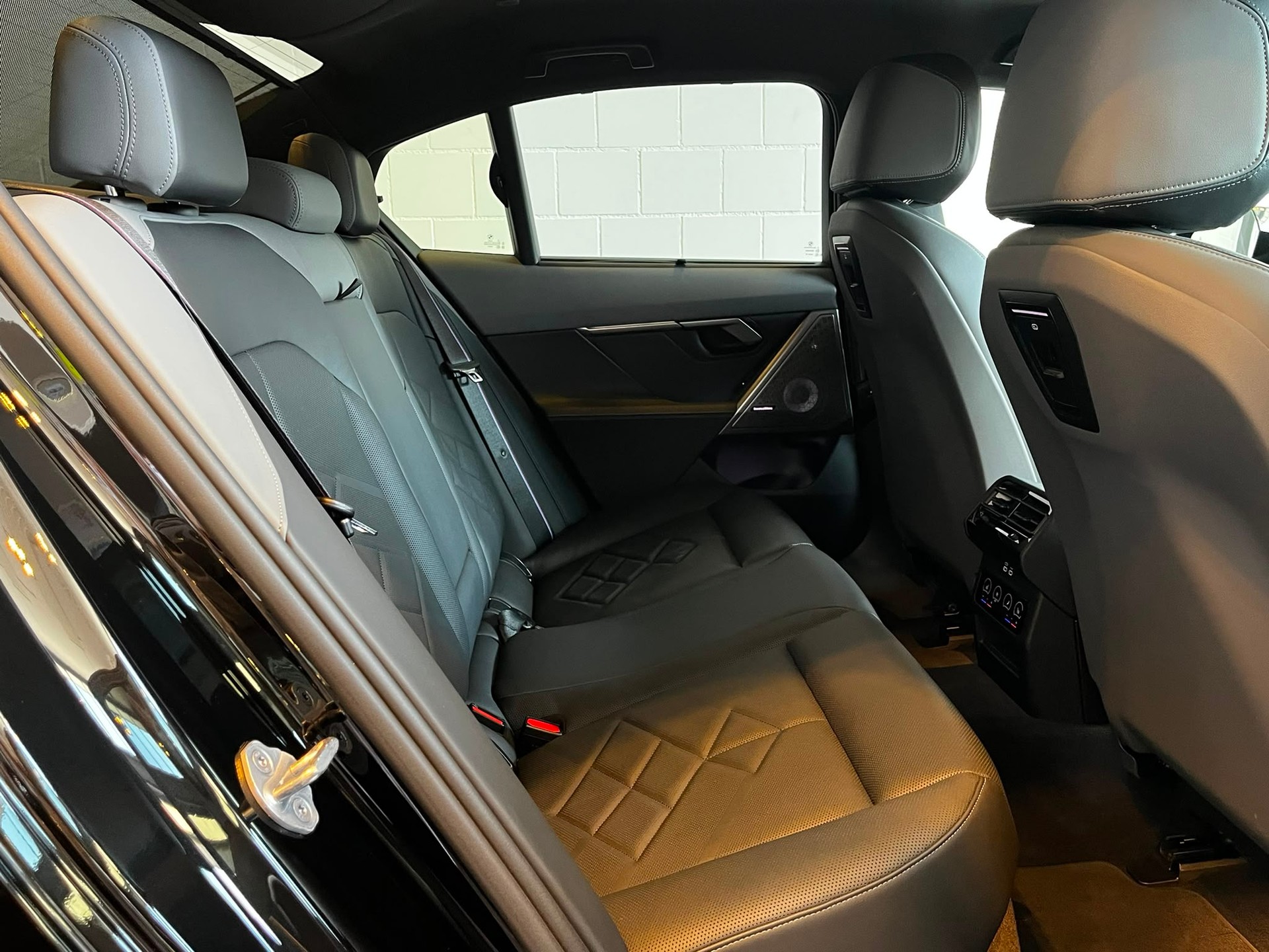 BMW 550e xDrive M Sport Pro Steptronic-image-15