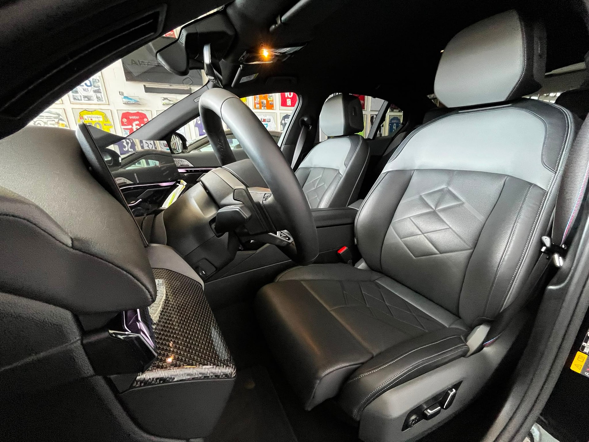 BMW 550e xDrive M Sport Pro Steptronic-image-11