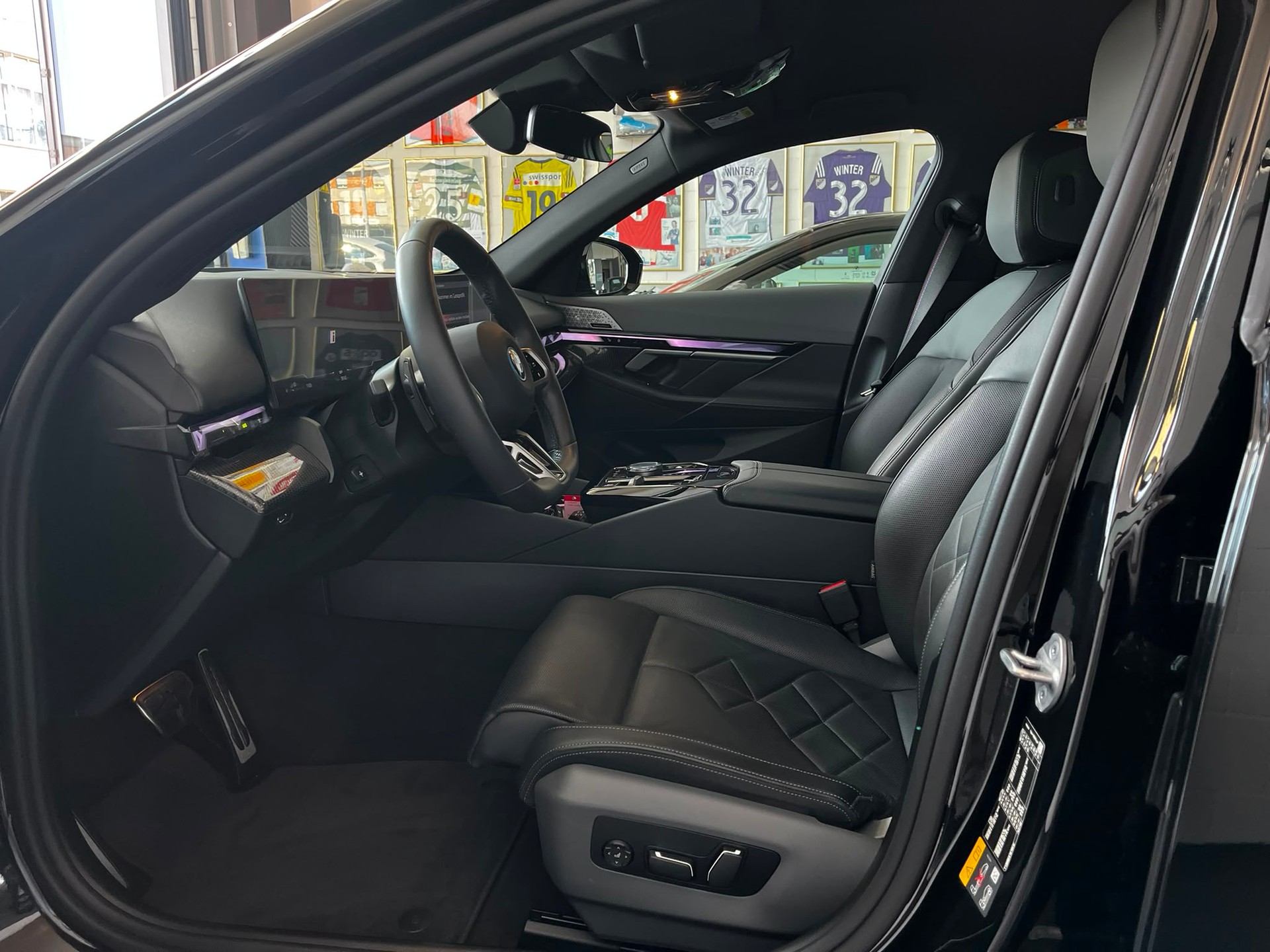 BMW 550e xDrive M Sport Pro Steptronic-image-12