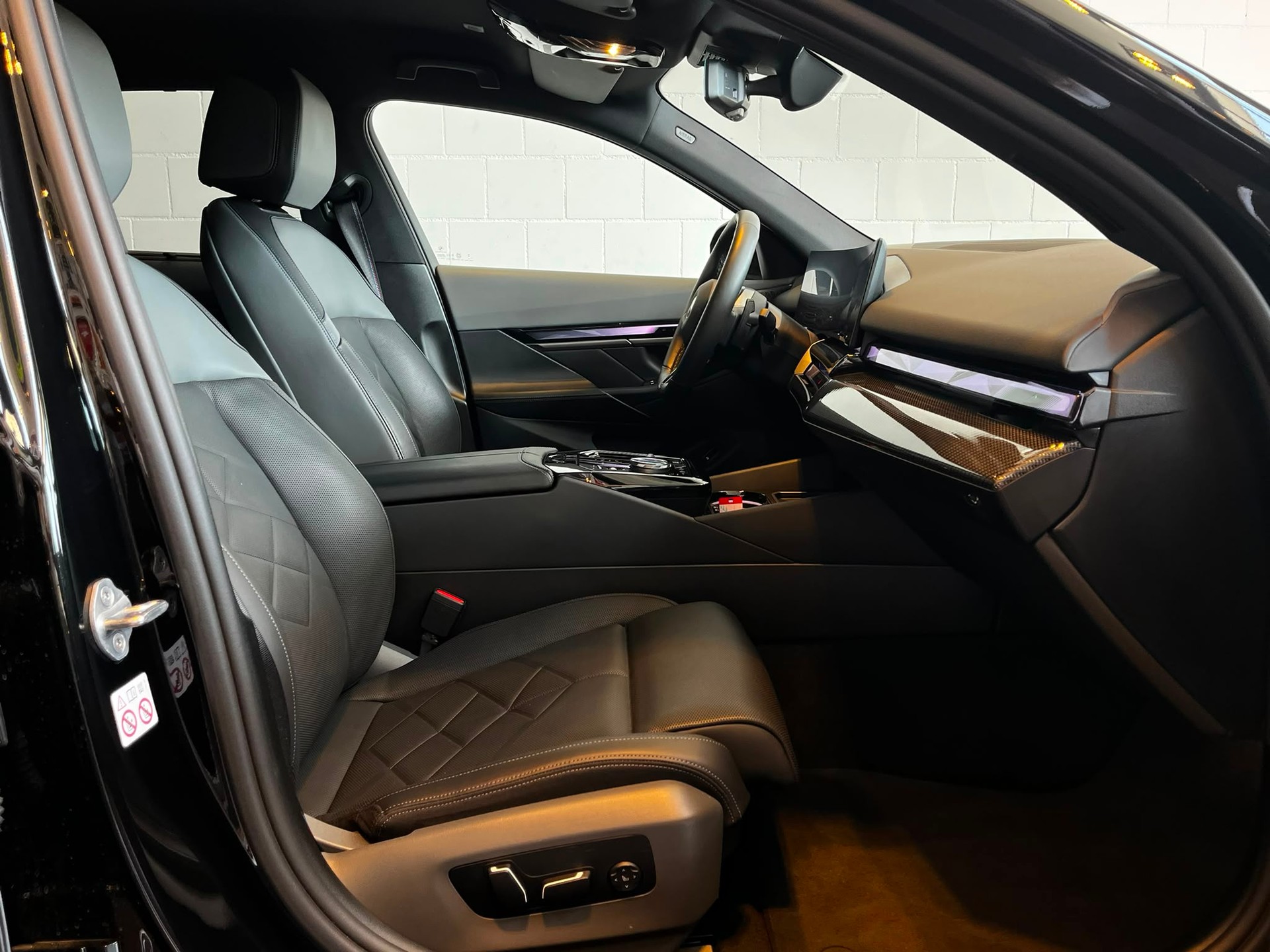 BMW 550e xDrive M Sport Pro Steptronic-image-16