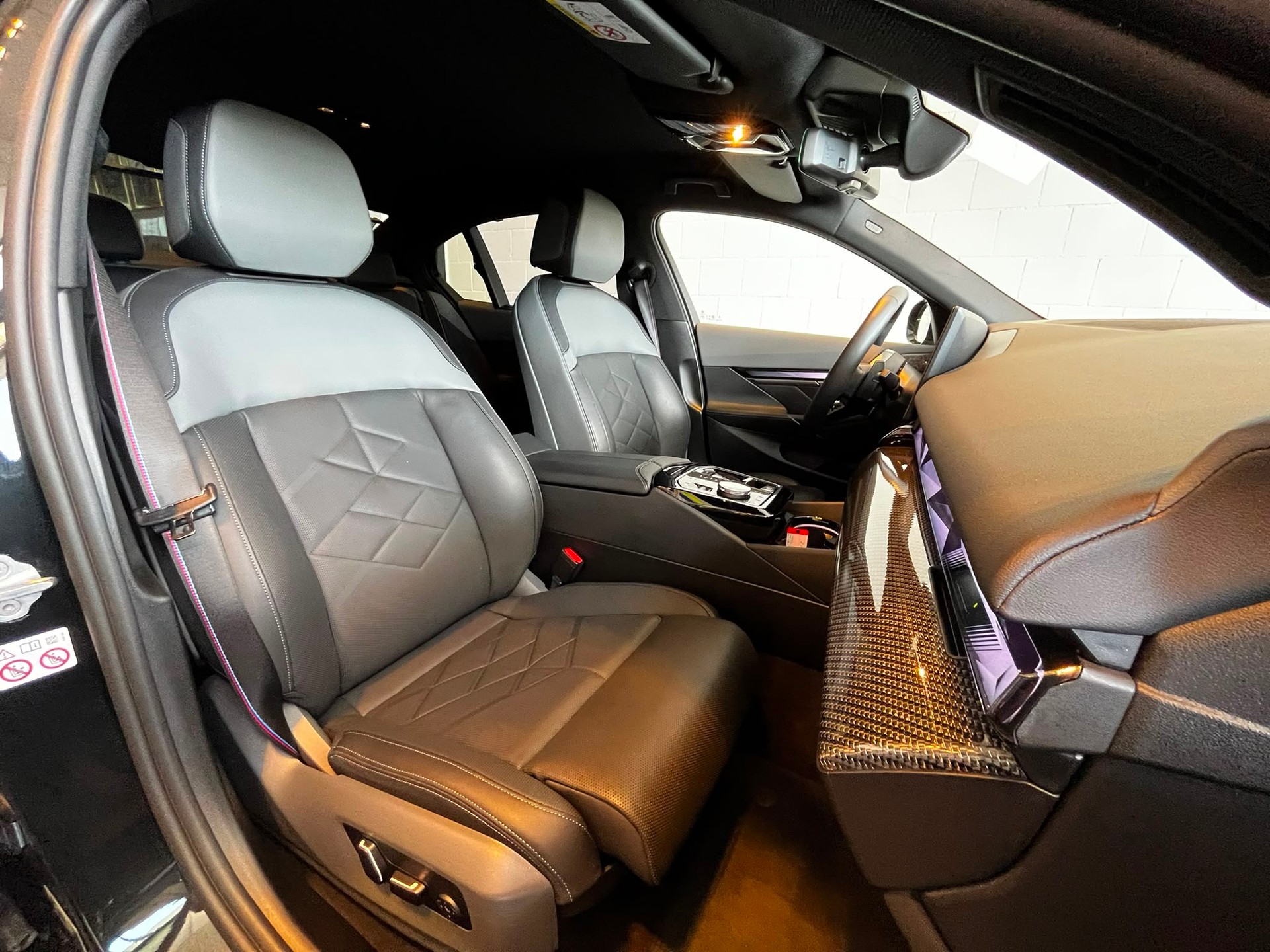 BMW 550e xDrive M Sport Pro Steptronic-image-17
