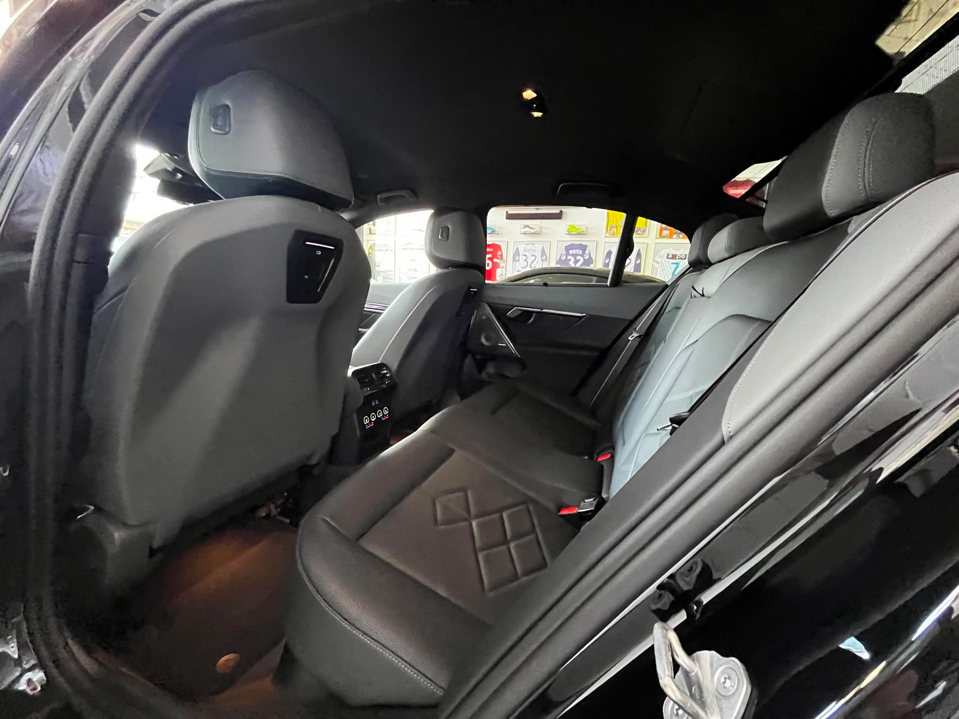 BMW 550e xDrive M Sport Pro Steptronic-image-14
