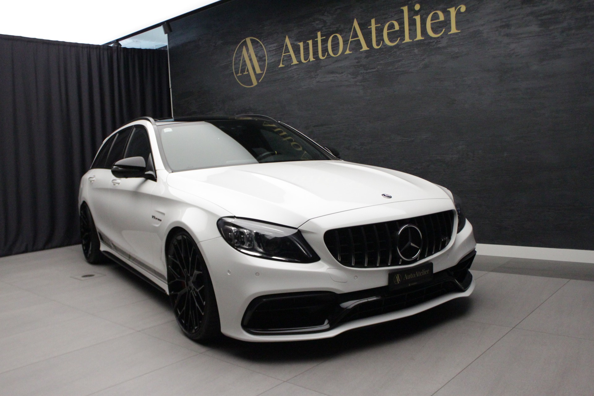 MERCEDES-BENZ C 63 S AMG-showroom-element-1