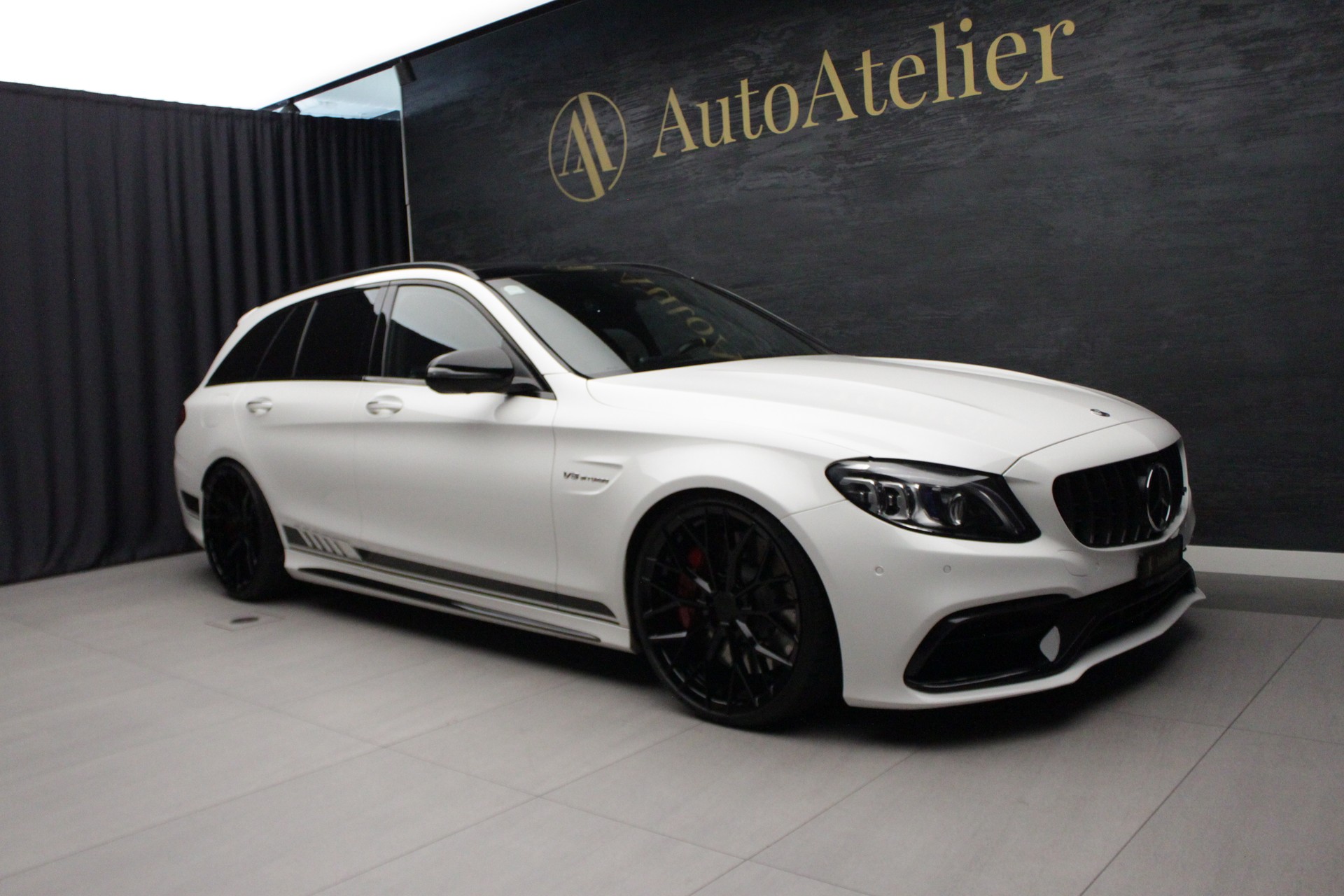 MERCEDES-BENZ C 63 S AMG-showroom-element-2