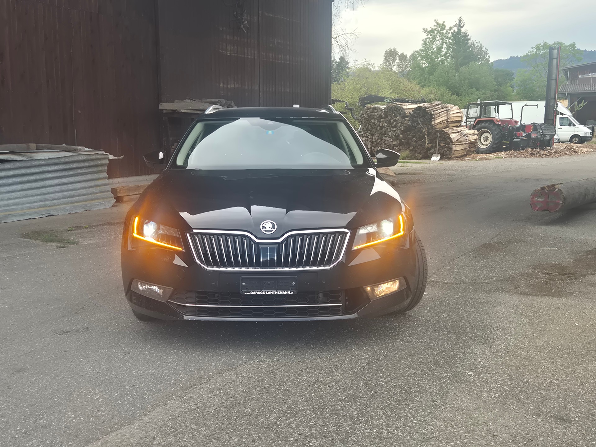 SKODA Super B 4x4 Automat 2017 Top Zustand-image-1