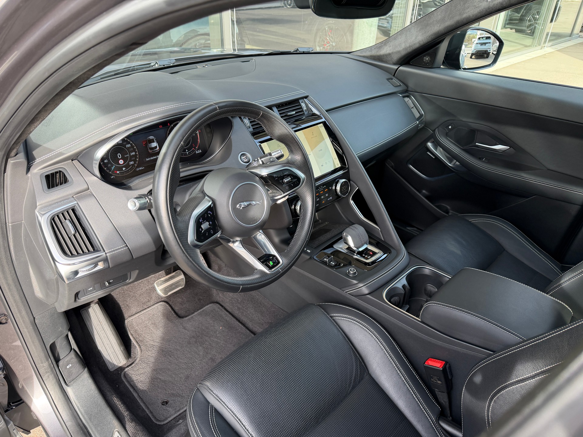 JAGUAR E-Pace 2.0d D200 R-Dynamic AWD SE-image-10