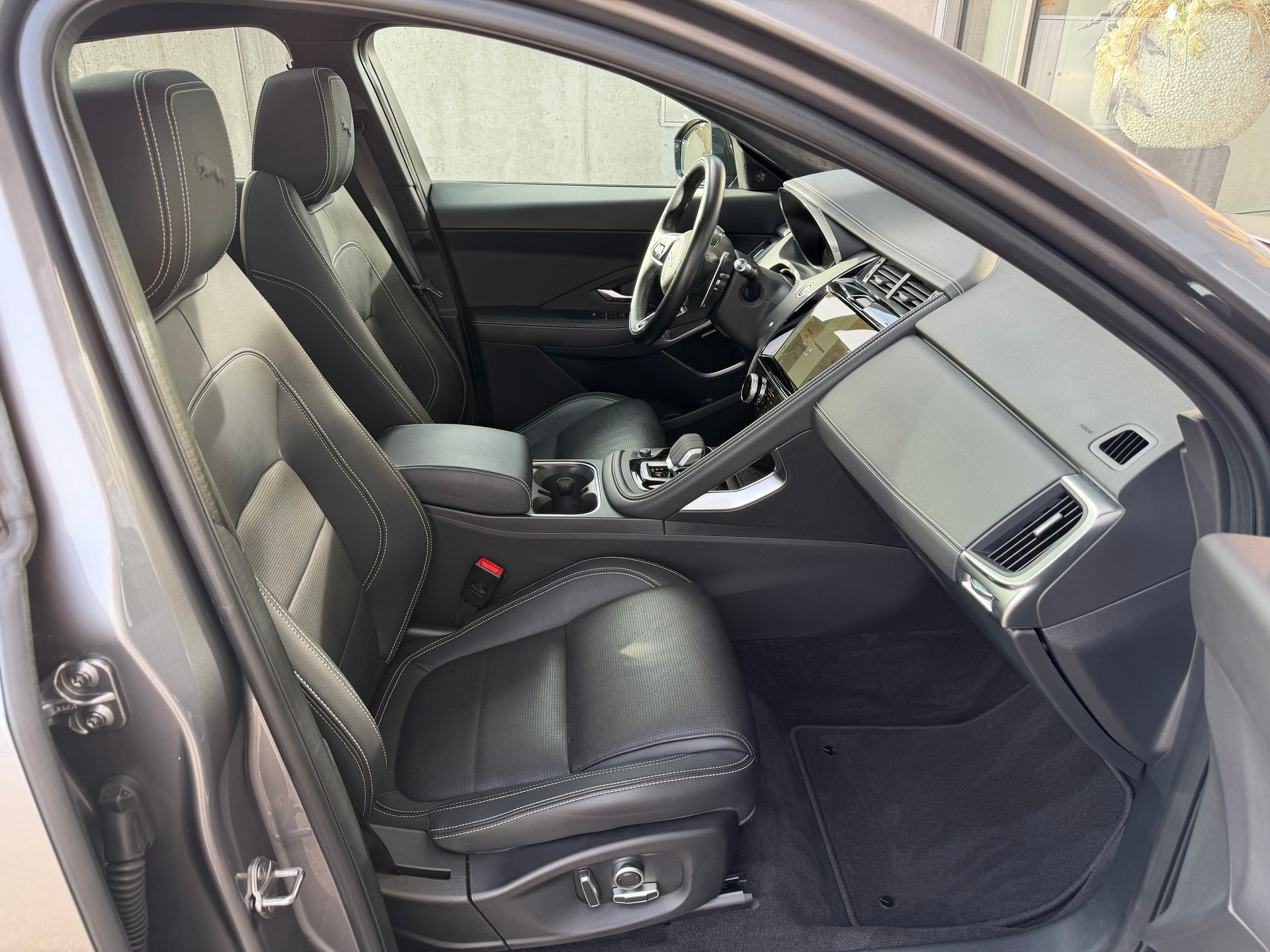 JAGUAR E-Pace 2.0d D200 R-Dynamic AWD SE-image-15