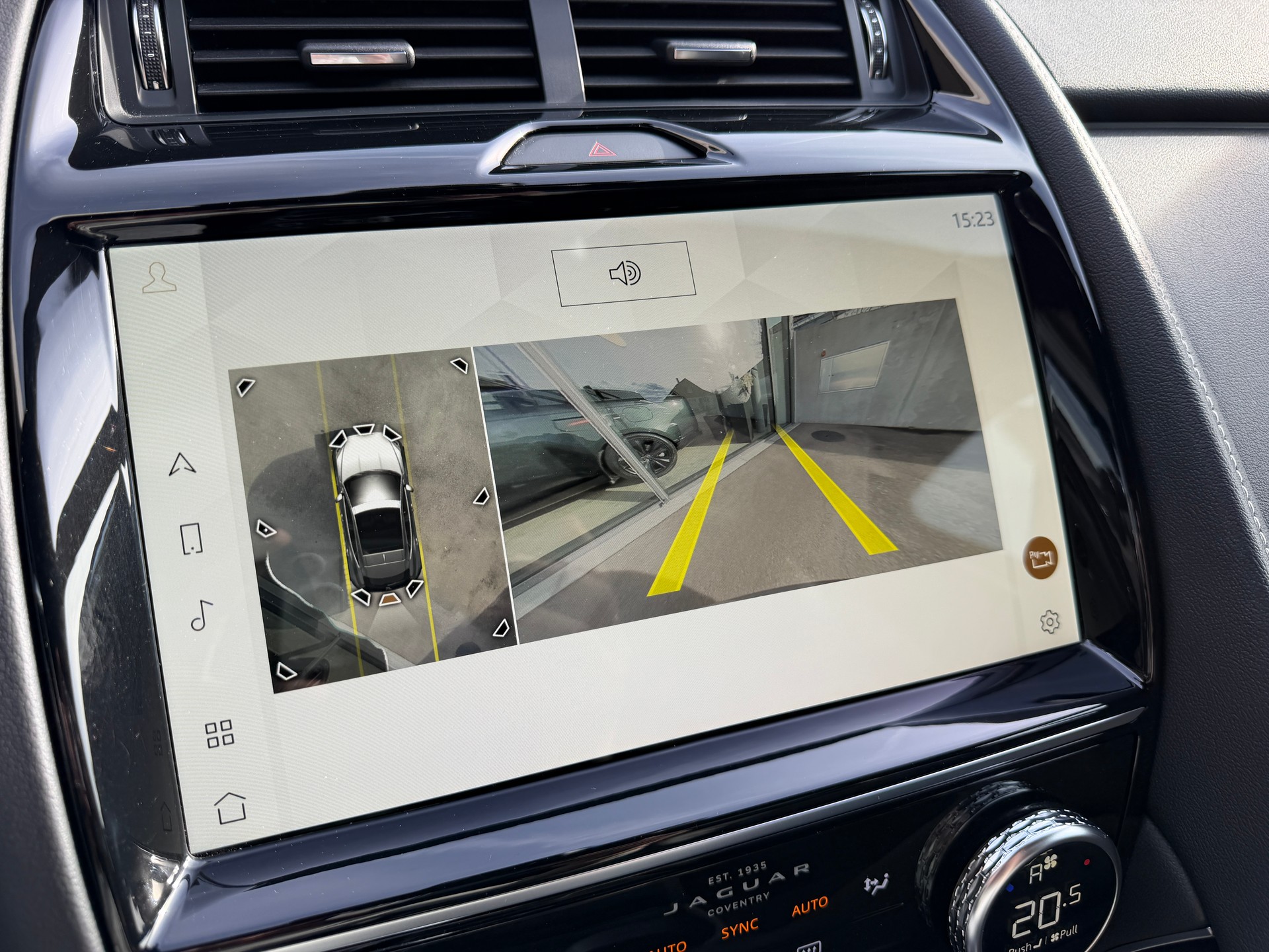 JAGUAR E-Pace 2.0d D200 R-Dynamic AWD SE-image-23