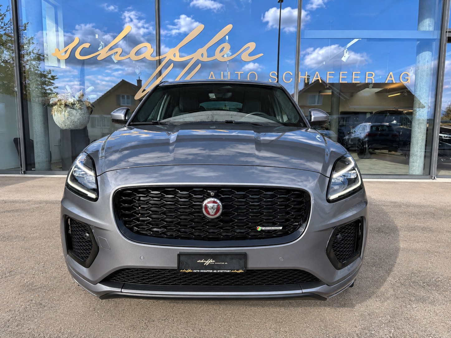 JAGUAR E-Pace 2.0d D200 R-Dynamic AWD SE-showroom-element-3