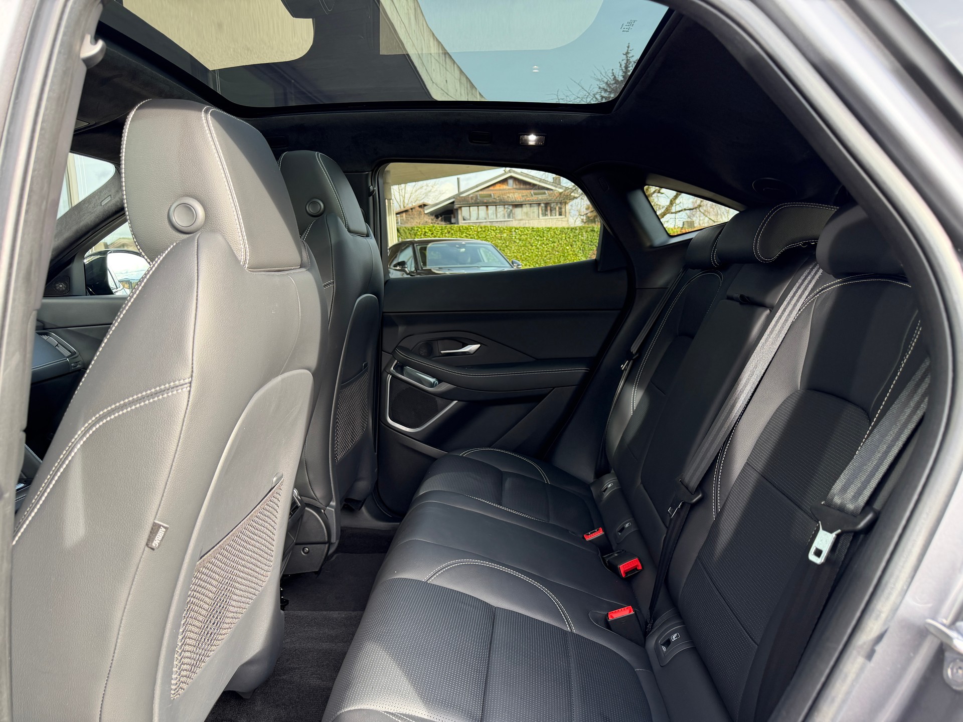 JAGUAR E-Pace 2.0d D200 R-Dynamic AWD SE-image-26