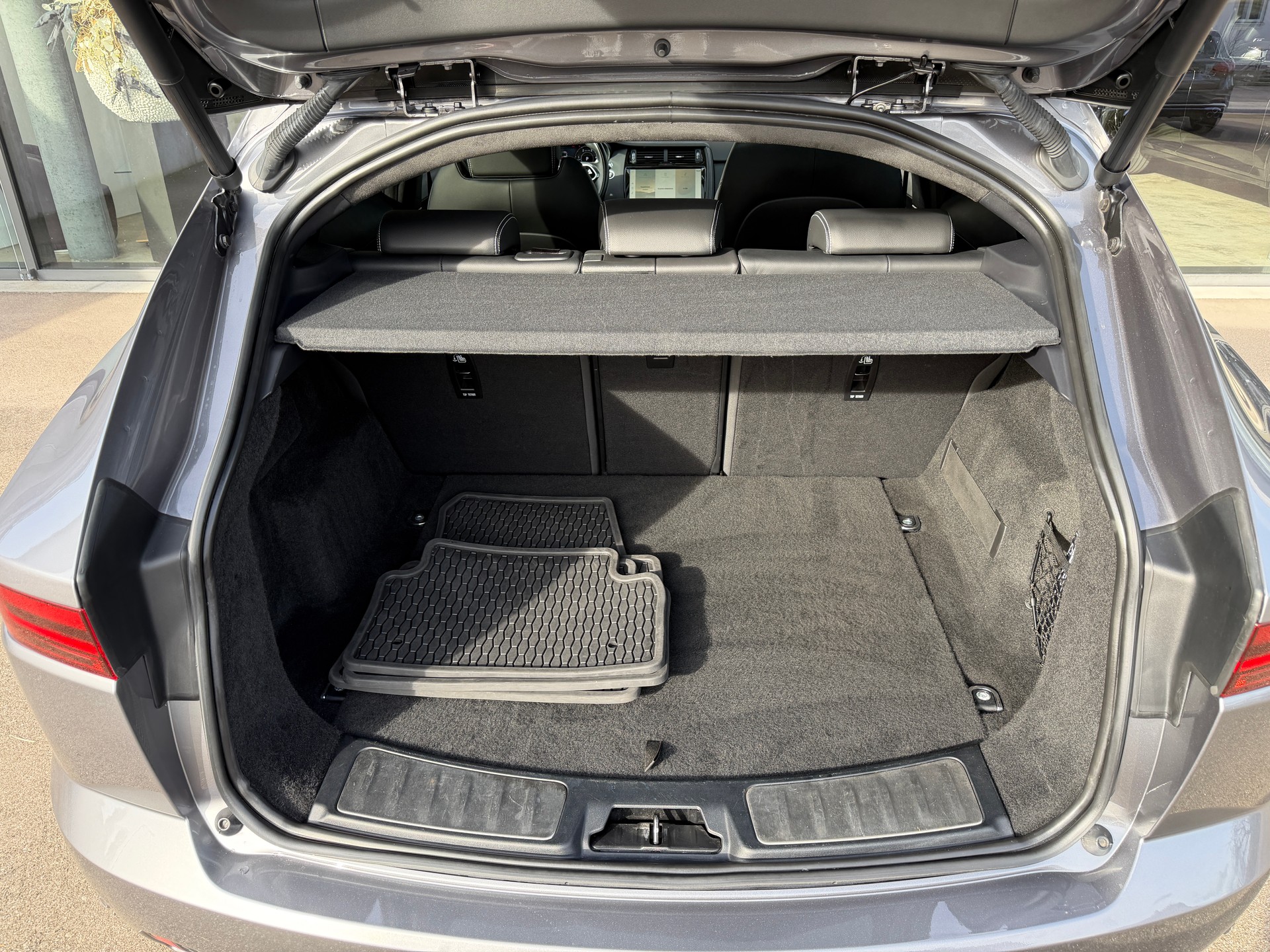 JAGUAR E-Pace 2.0d D200 R-Dynamic AWD SE-image-24