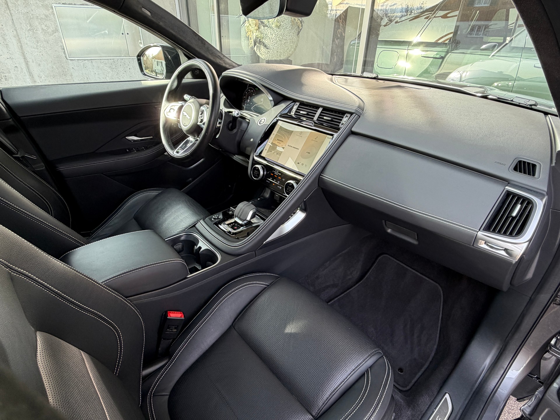 JAGUAR E-Pace 2.0d D200 R-Dynamic AWD SE-image-18