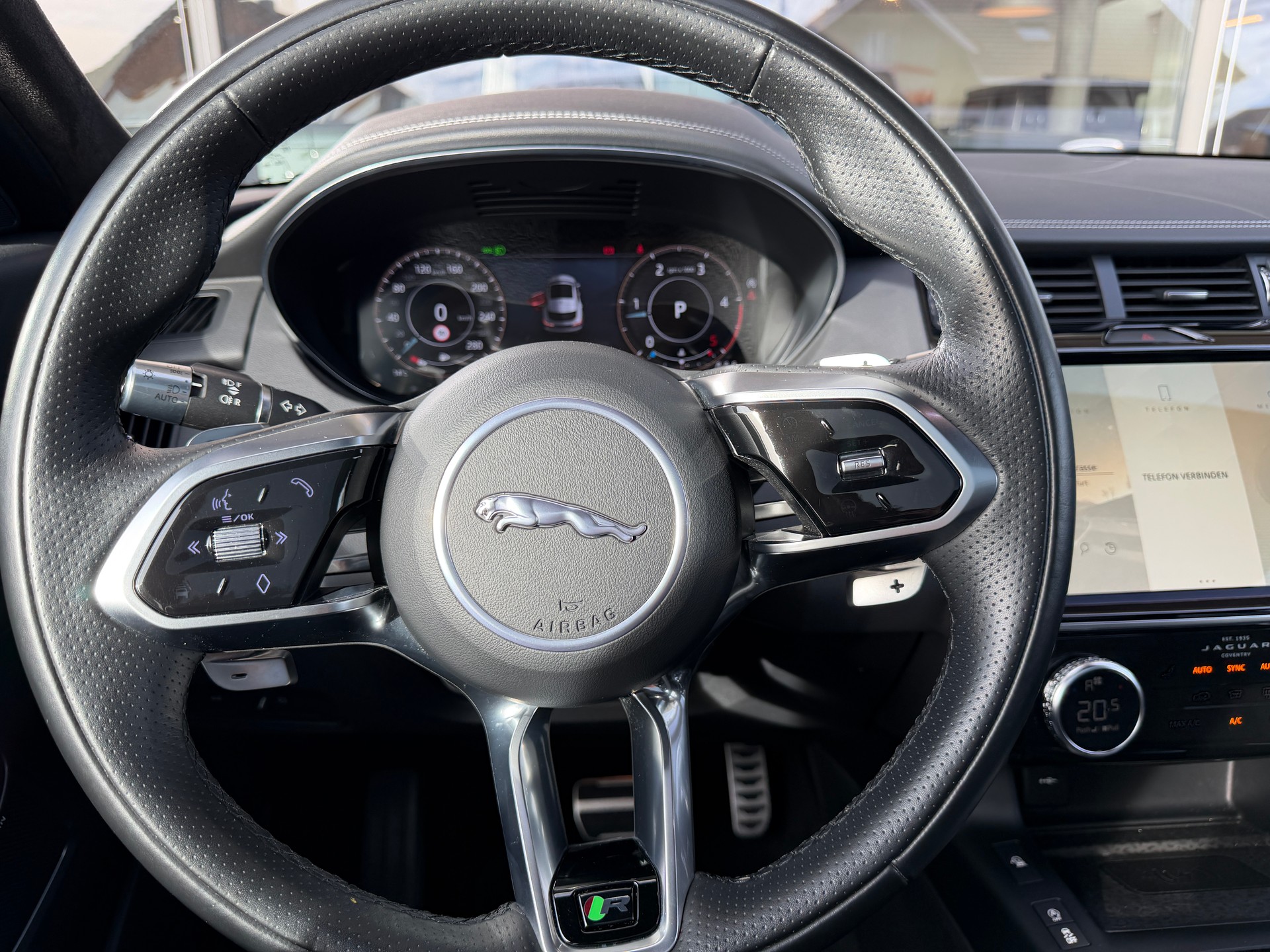 JAGUAR E-Pace 2.0d D200 R-Dynamic AWD SE-image-16