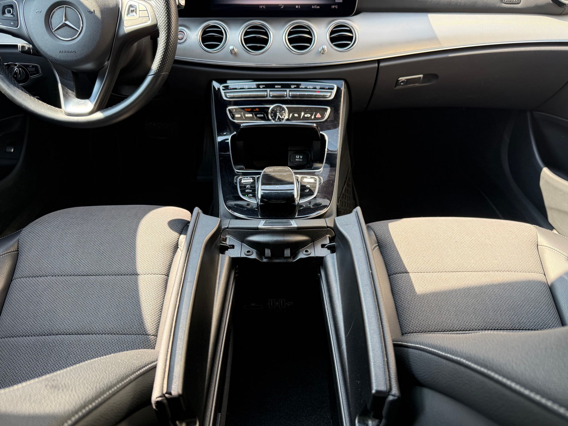 MERCEDES-BENZ E 200 4 Matic 9G-Tronic-image-19