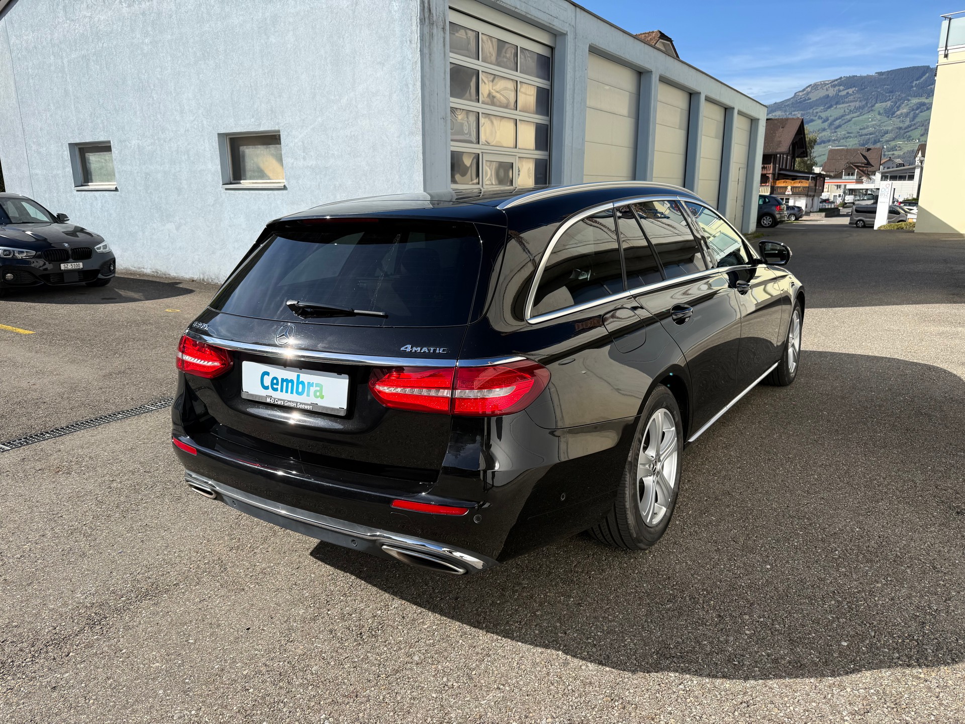 MERCEDES-BENZ E 200 4 Matic 9G-Tronic-showroom-element-3