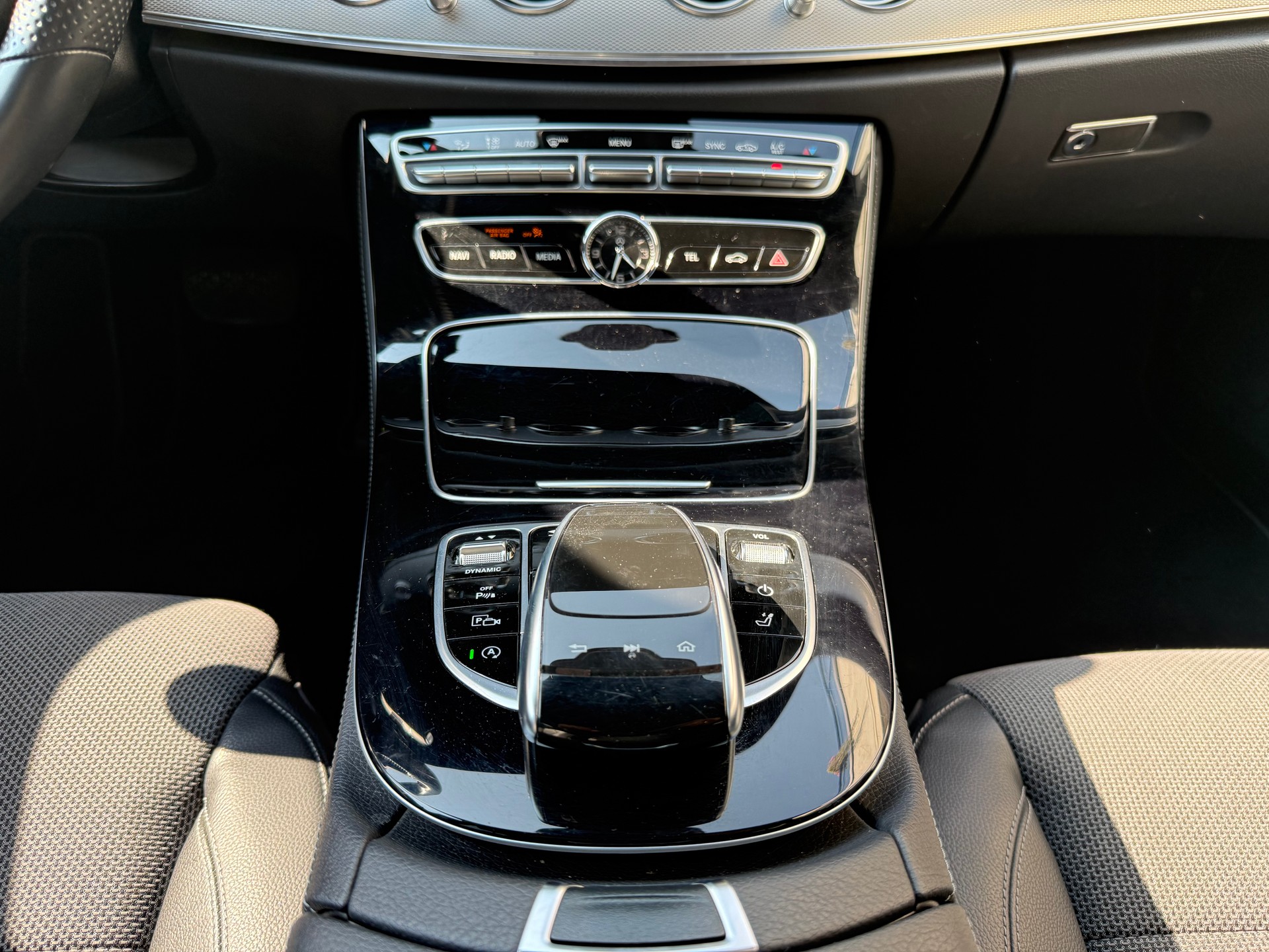 MERCEDES-BENZ E 200 4 Matic 9G-Tronic-image-18