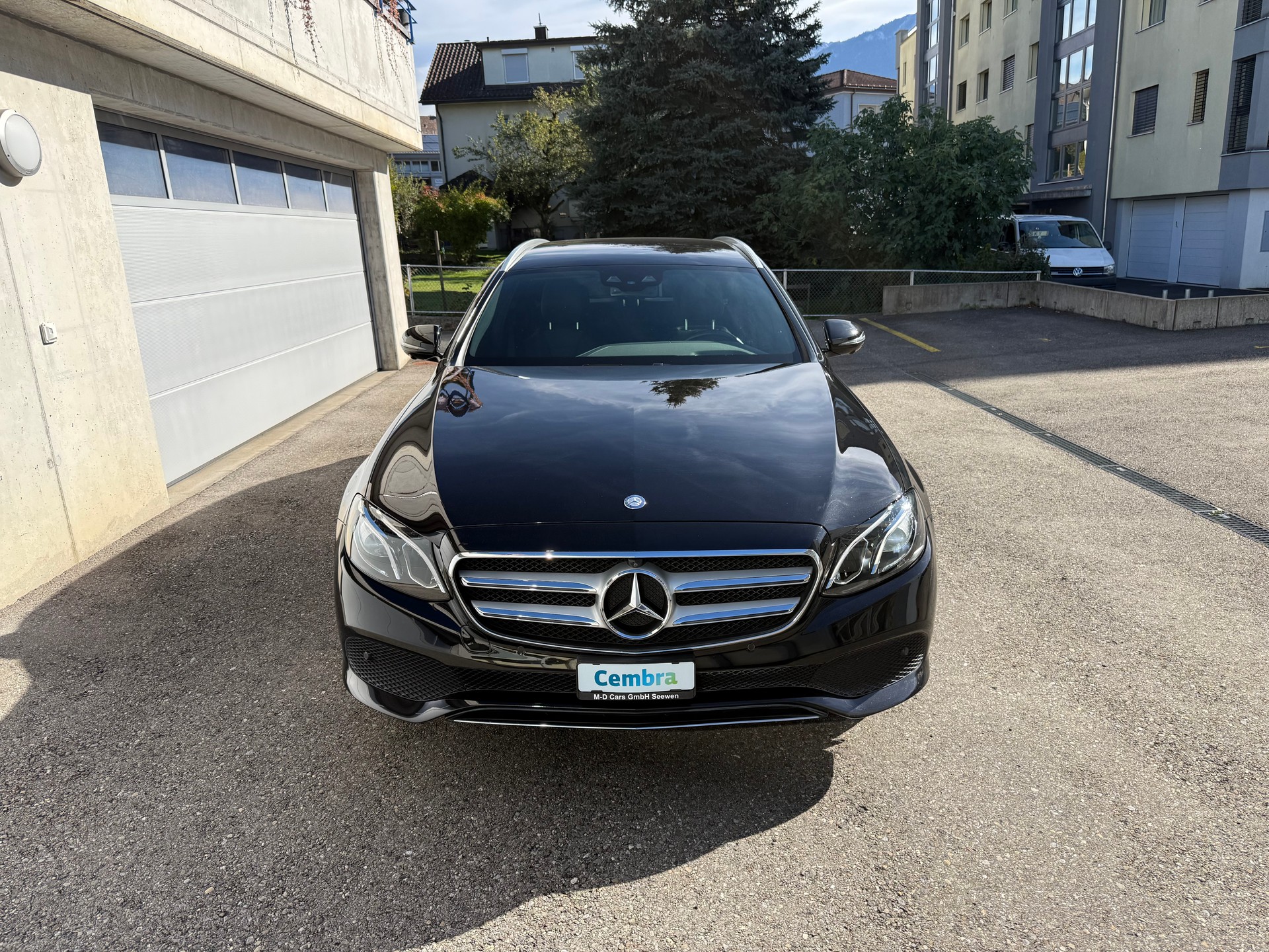 MERCEDES-BENZ E 200 4 Matic 9G-Tronic-showroom-element-1