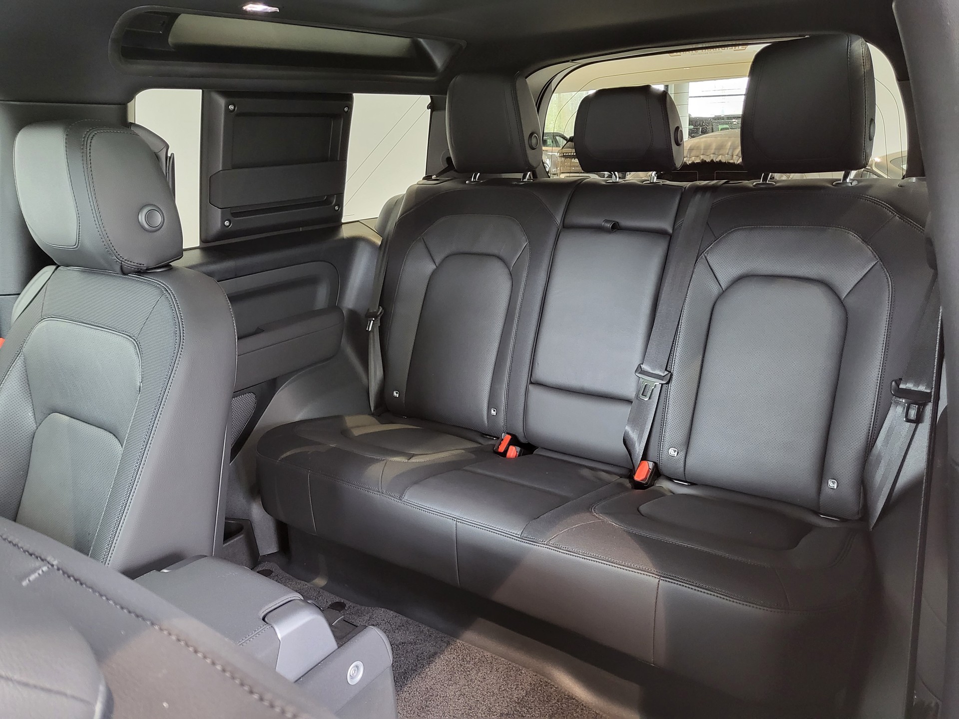 LAND ROVER Defender 90 3.0D I6 300 X-Dynamics SE AT8-image-5