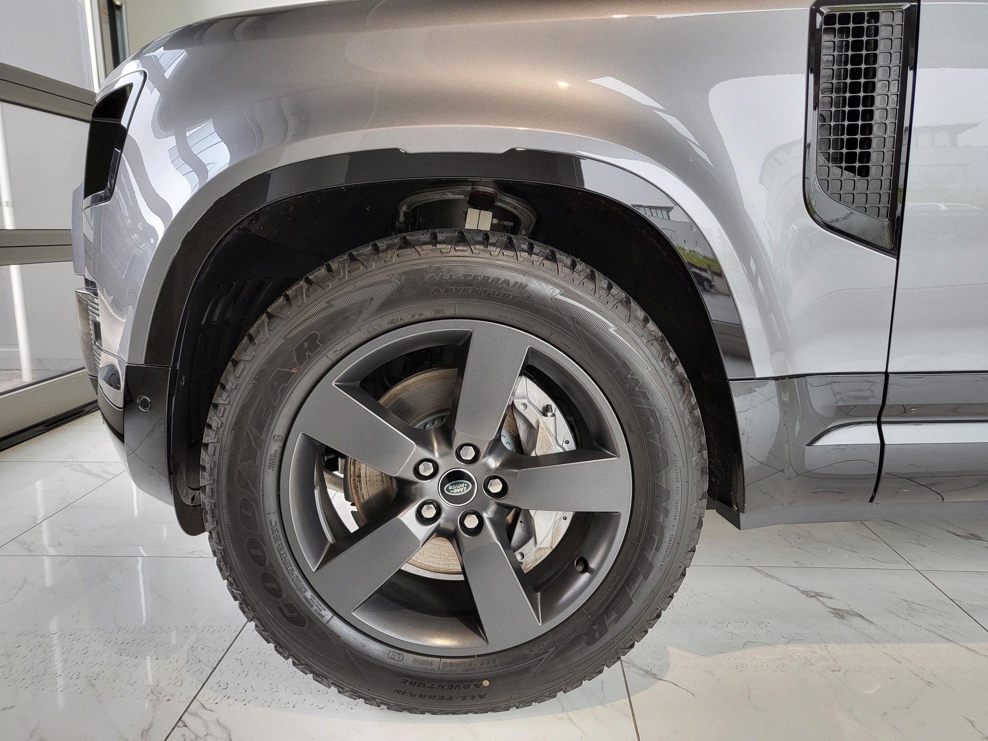 LAND ROVER Defender 90 3.0D I6 300 X-Dynamics SE AT8-image-11