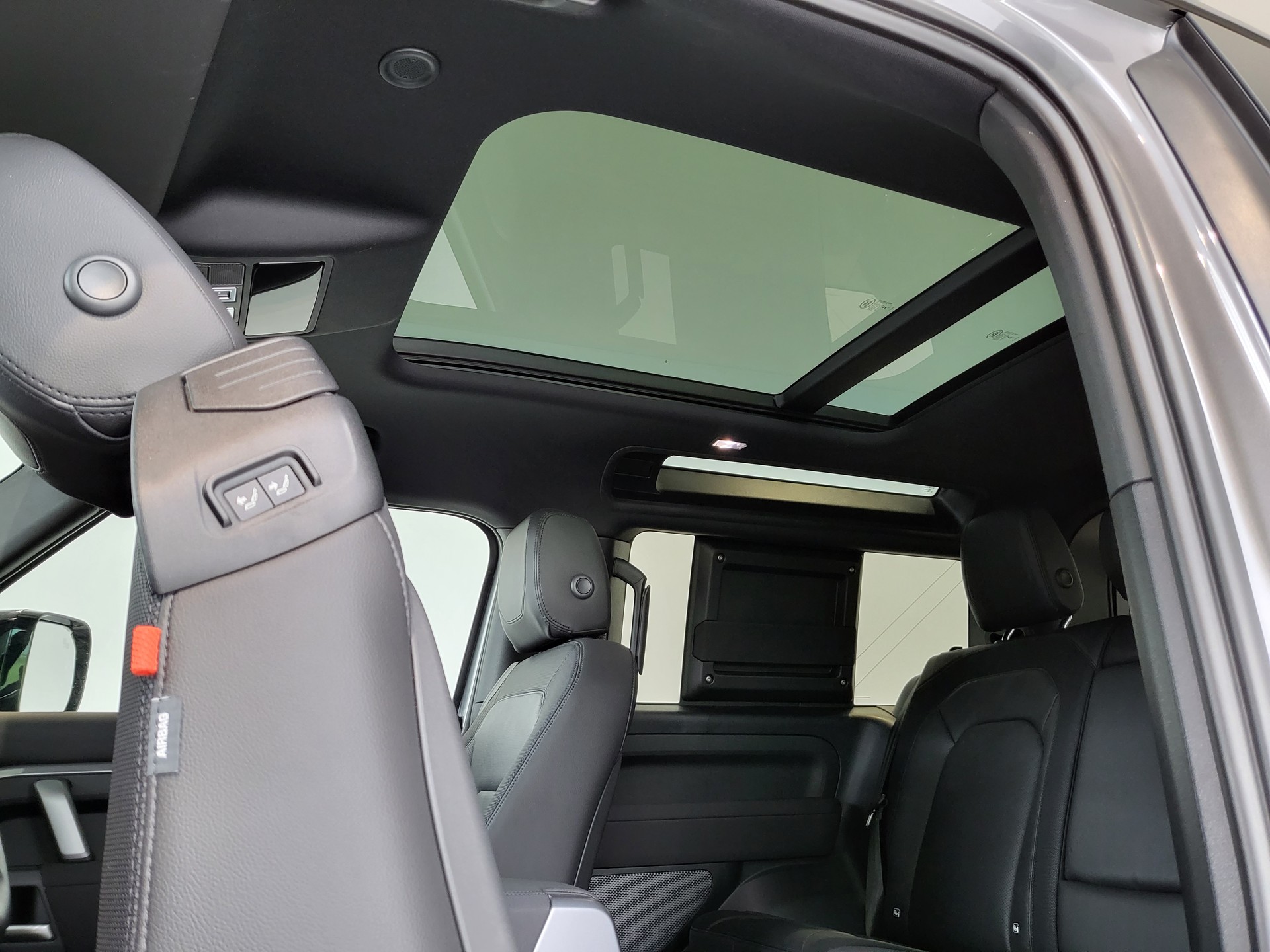 LAND ROVER Defender 90 3.0D I6 300 X-Dynamics SE AT8-image-6