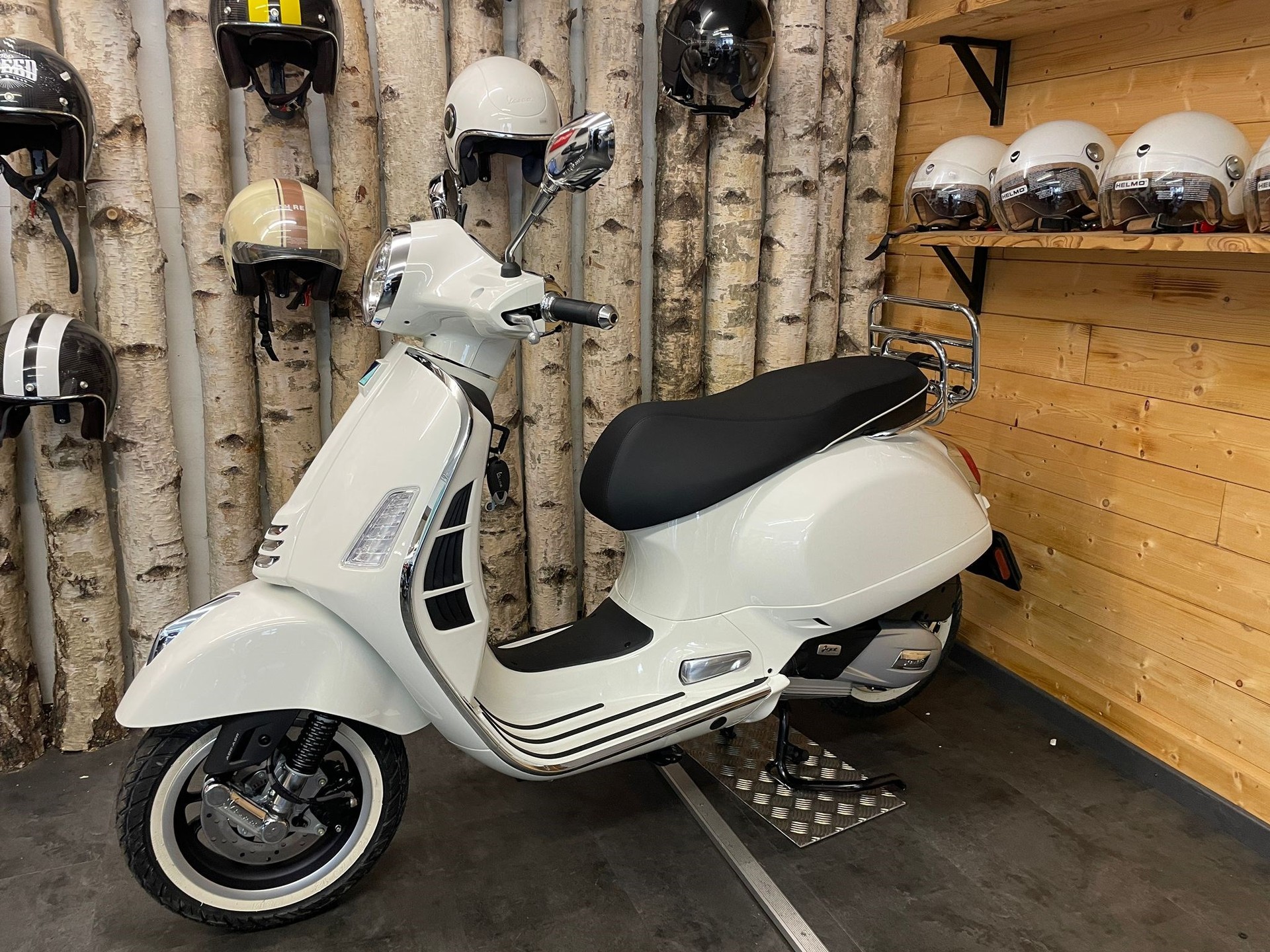 PIAGGIO Vespa GTS 125 Super RST E5+-image-1