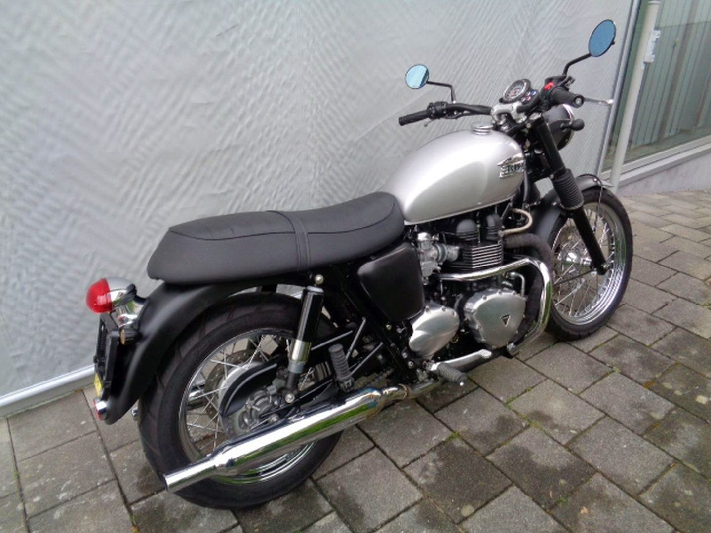 TRIUMPH THRUXTON 900-image-2