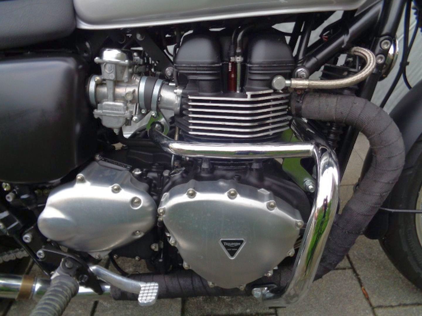 TRIUMPH THRUXTON 900-image-6
