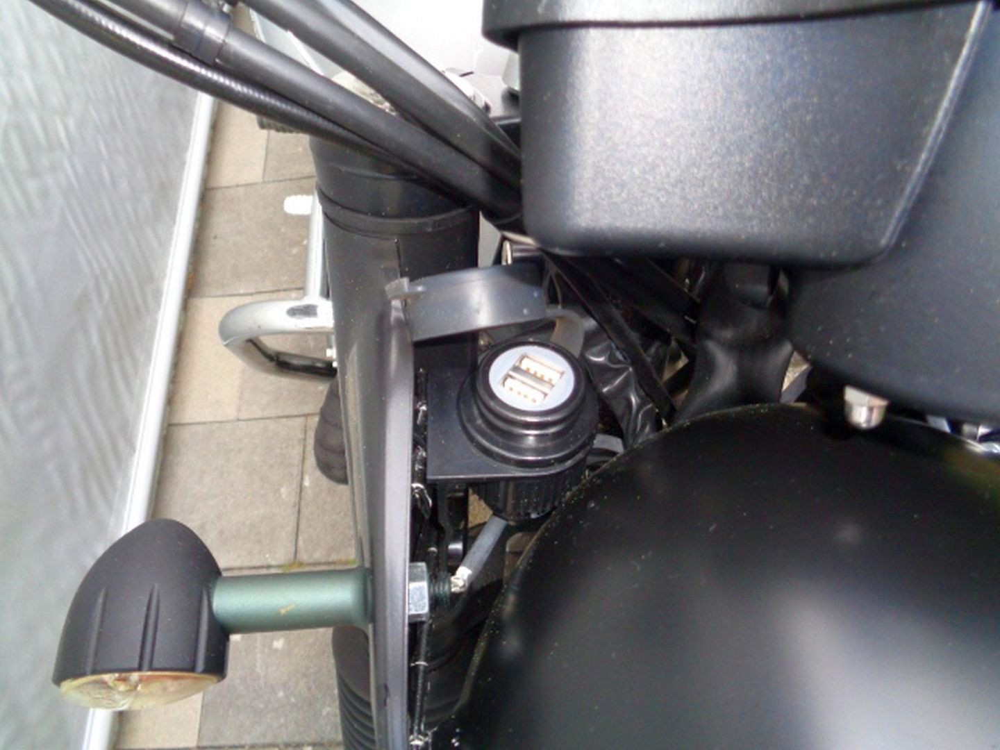 TRIUMPH THRUXTON 900-image-9