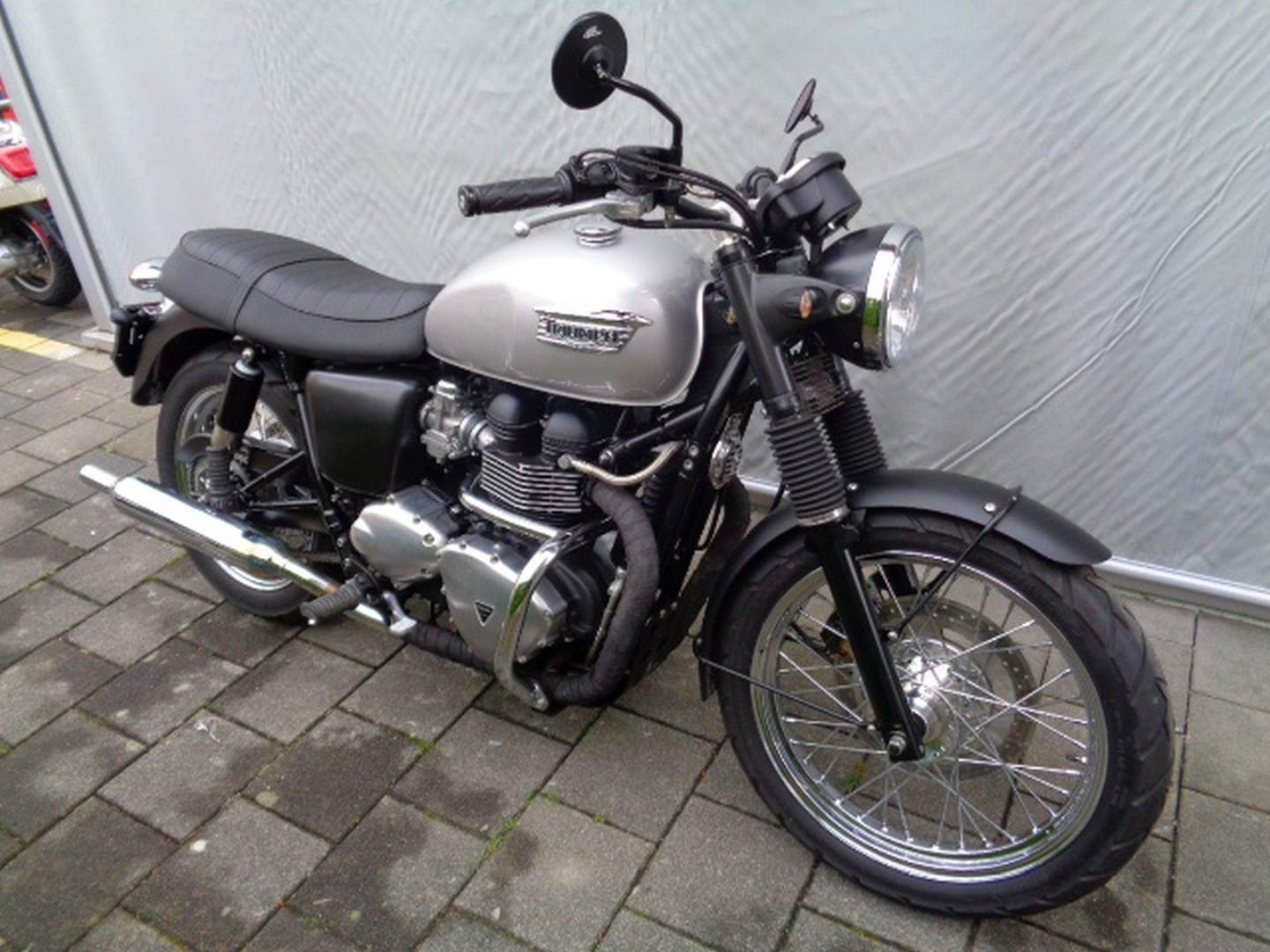 TRIUMPH THRUXTON 900-image-1
