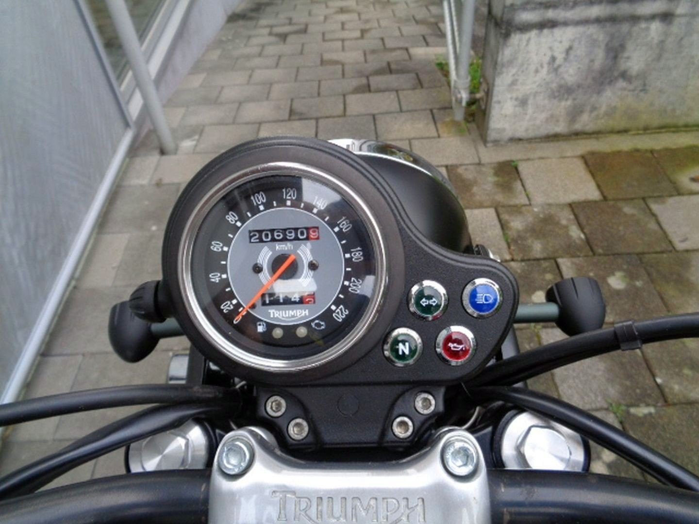 TRIUMPH THRUXTON 900-image-5