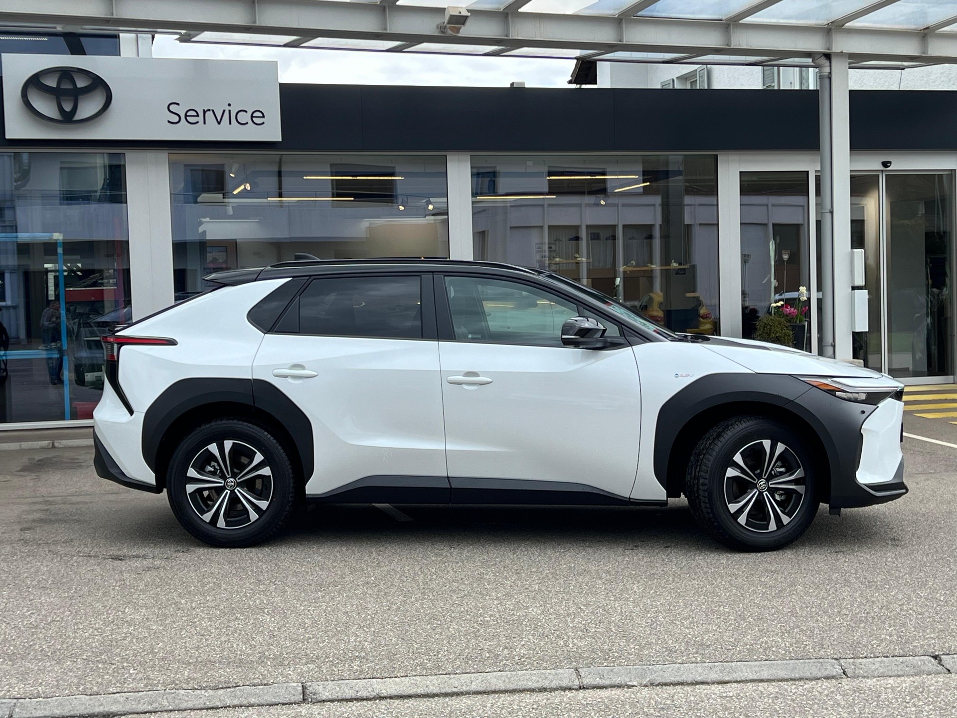 TOYOTA bZ4X Style AWD-showroom-element-1