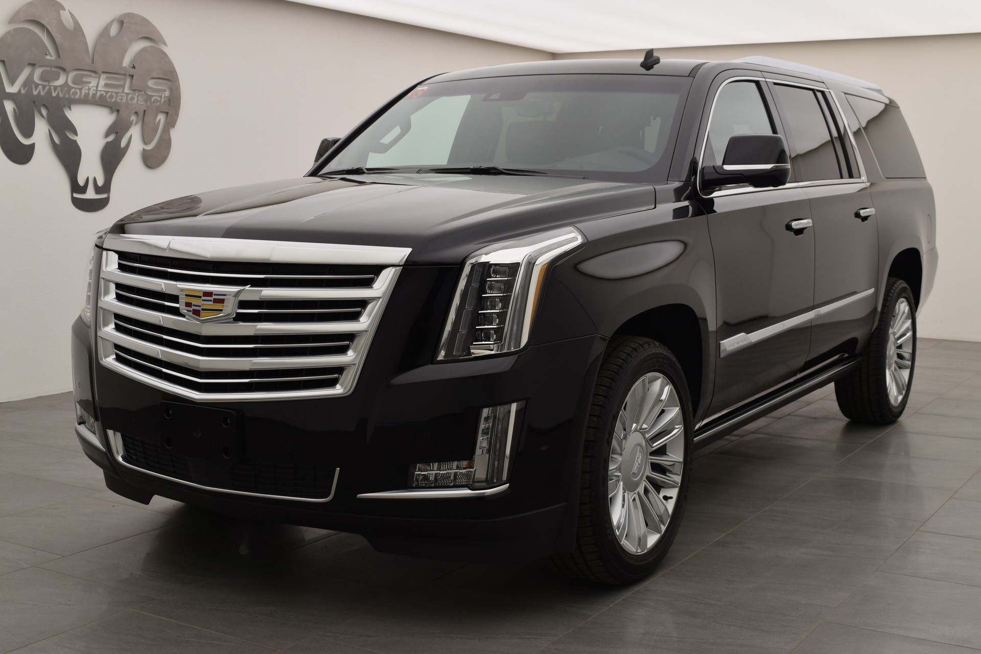 CADILLAC Escalade 6.2 ESV Platinum-showroom-element-1
