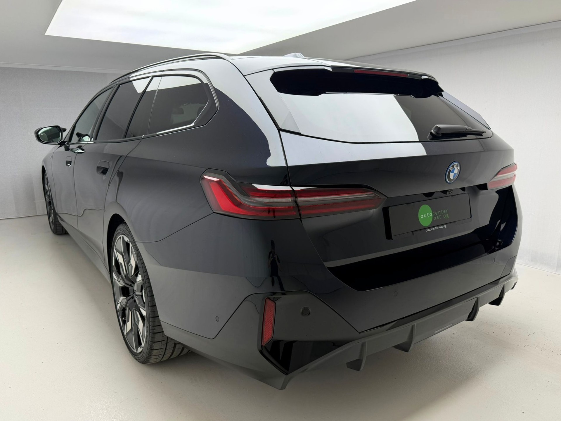 BMW i5 M60 Touring M Sport Pro-showroom-element-3