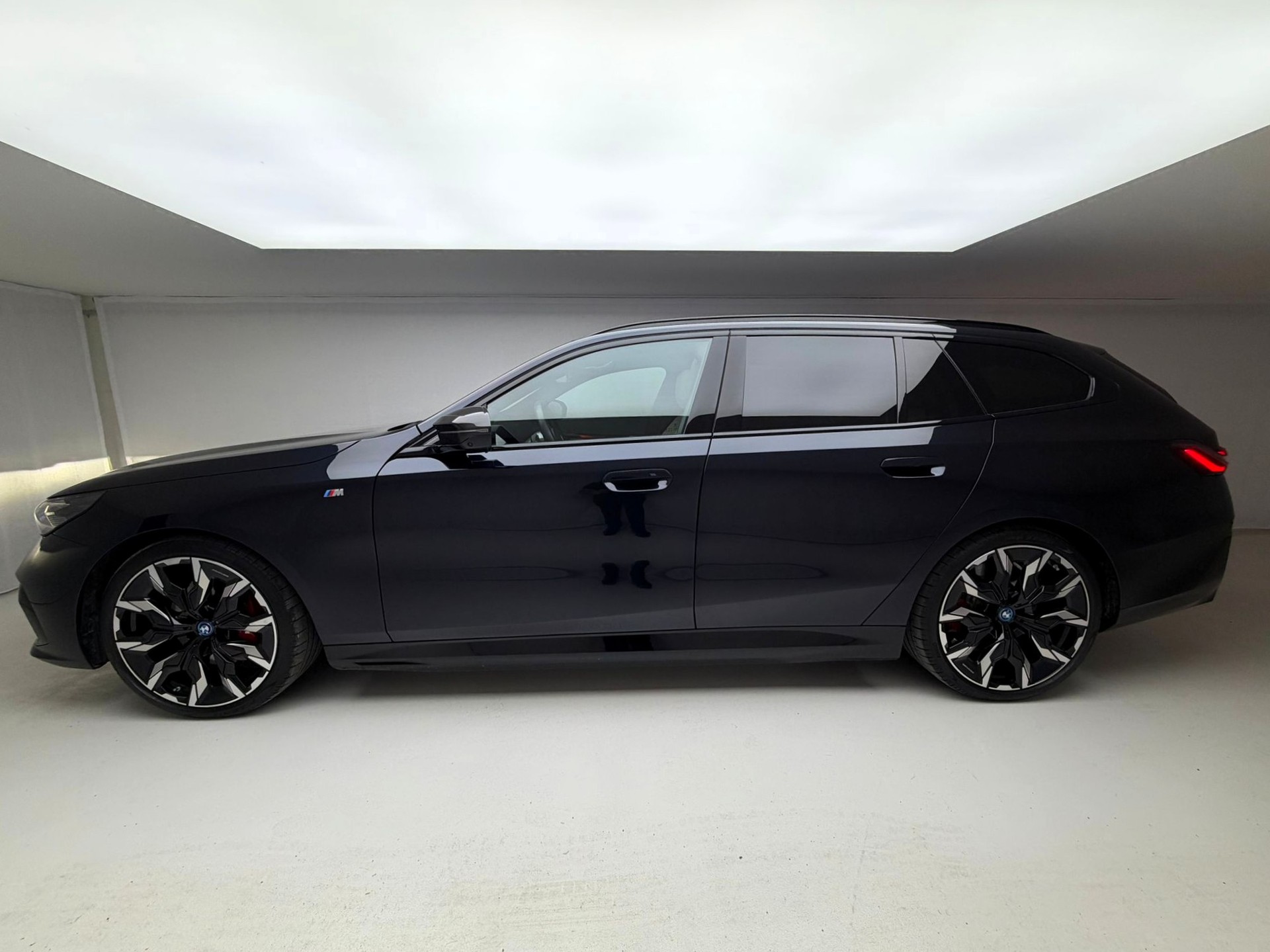 BMW i5 M60 Touring M Sport Pro-image-11