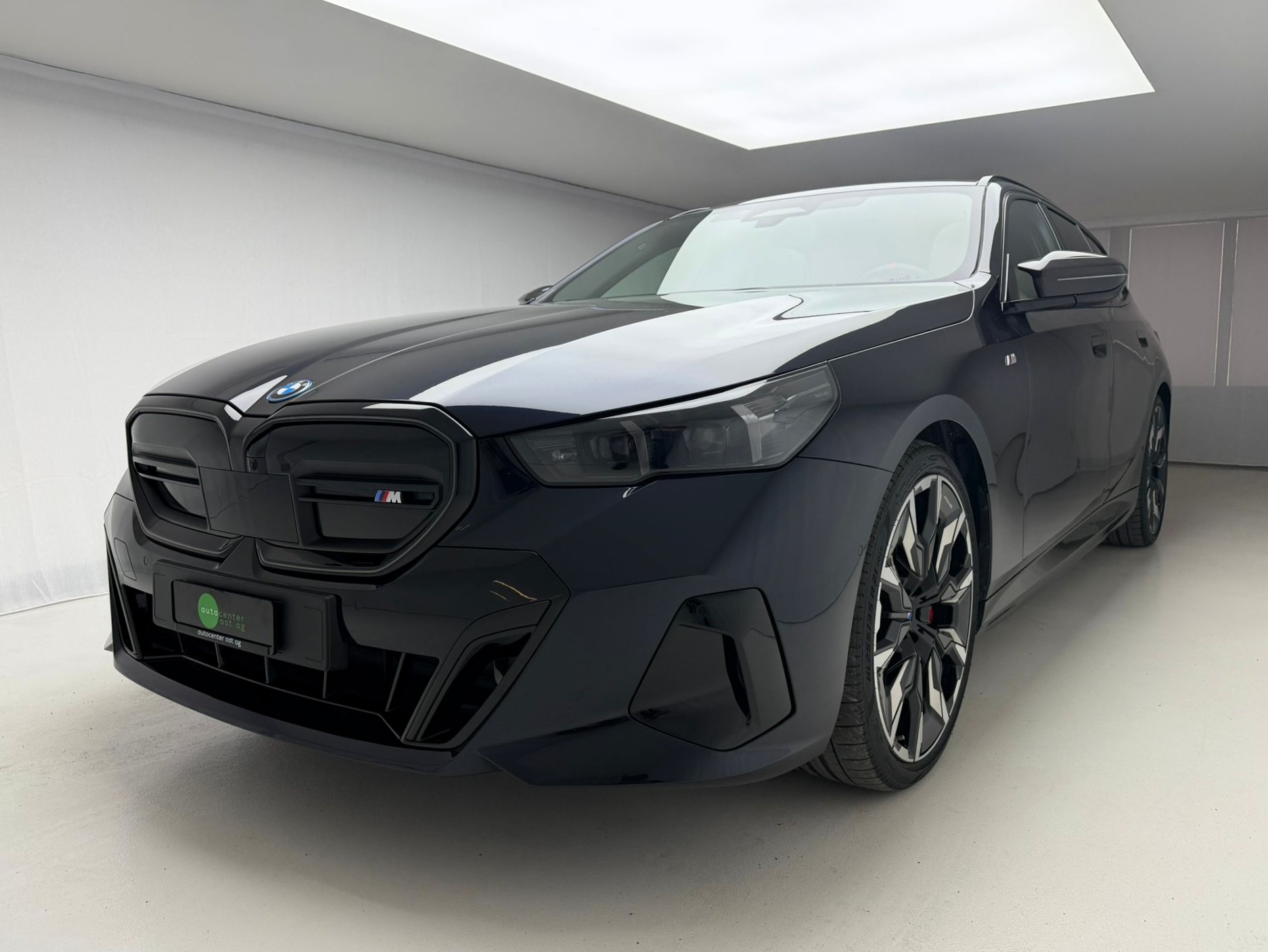 BMW i5 M60 Touring M Sport Pro-showroom-element-1