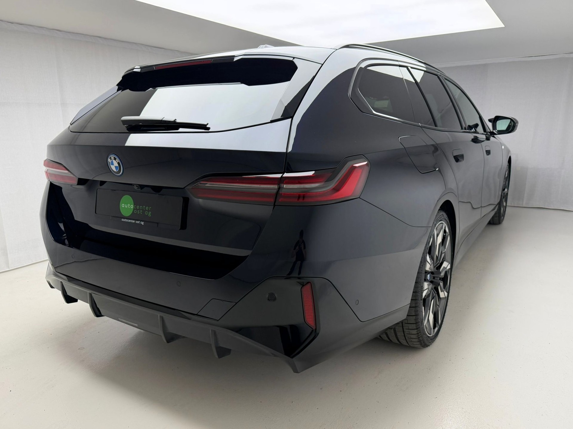 BMW i5 M60 Touring M Sport Pro-showroom-element-2
