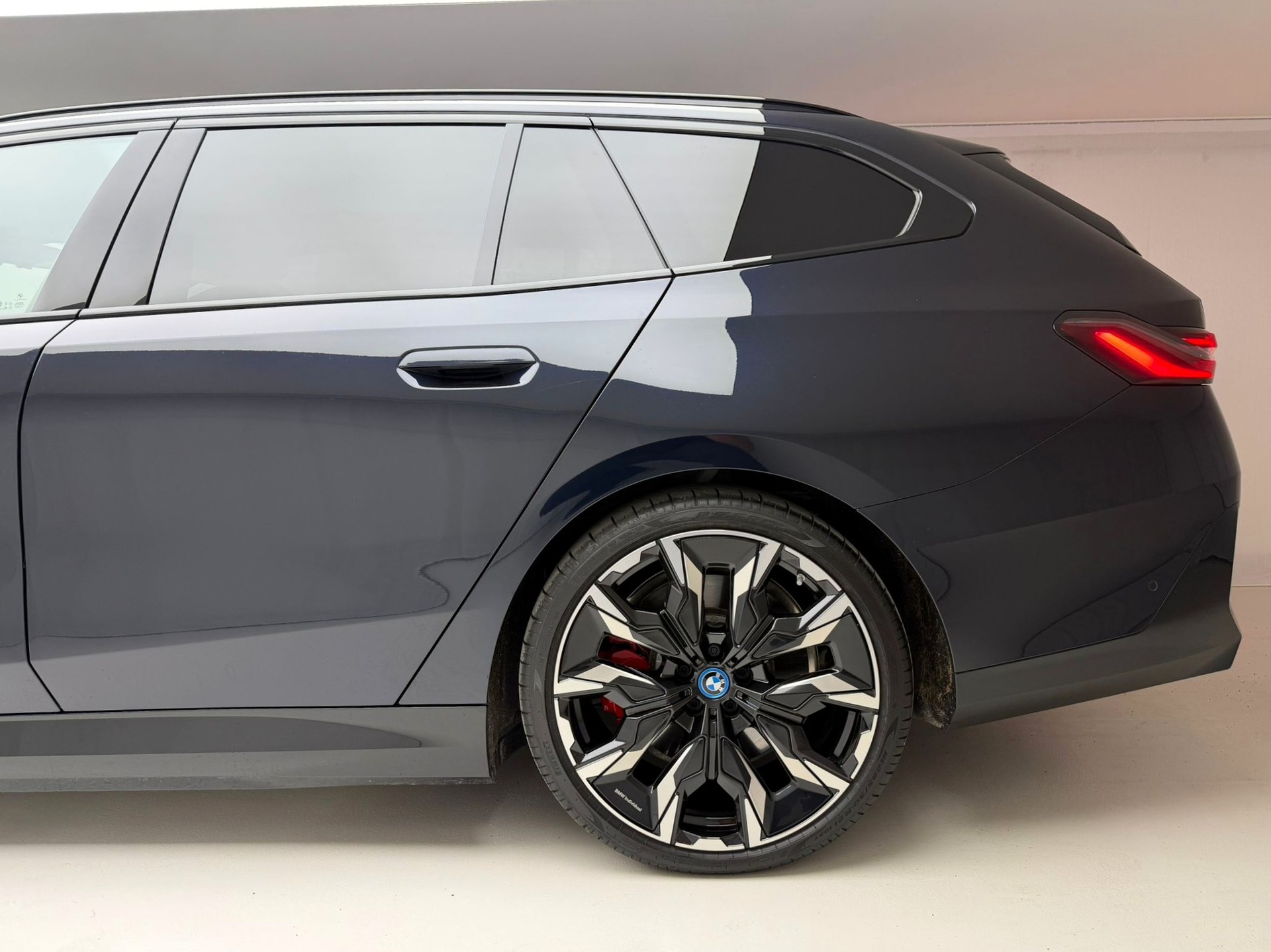 BMW i5 M60 Touring M Sport Pro-image-10