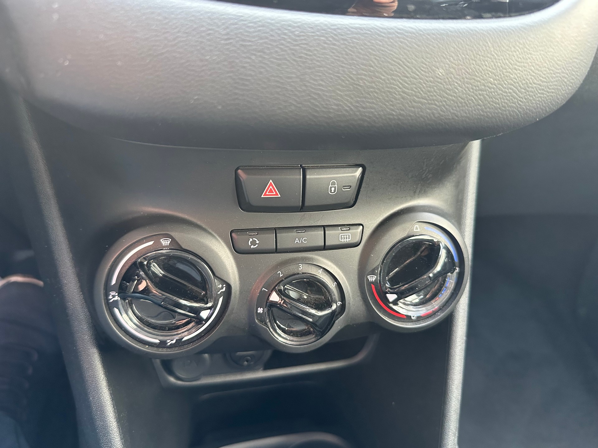 PEUGEOT 208 1.2 PureTech Access-image-7