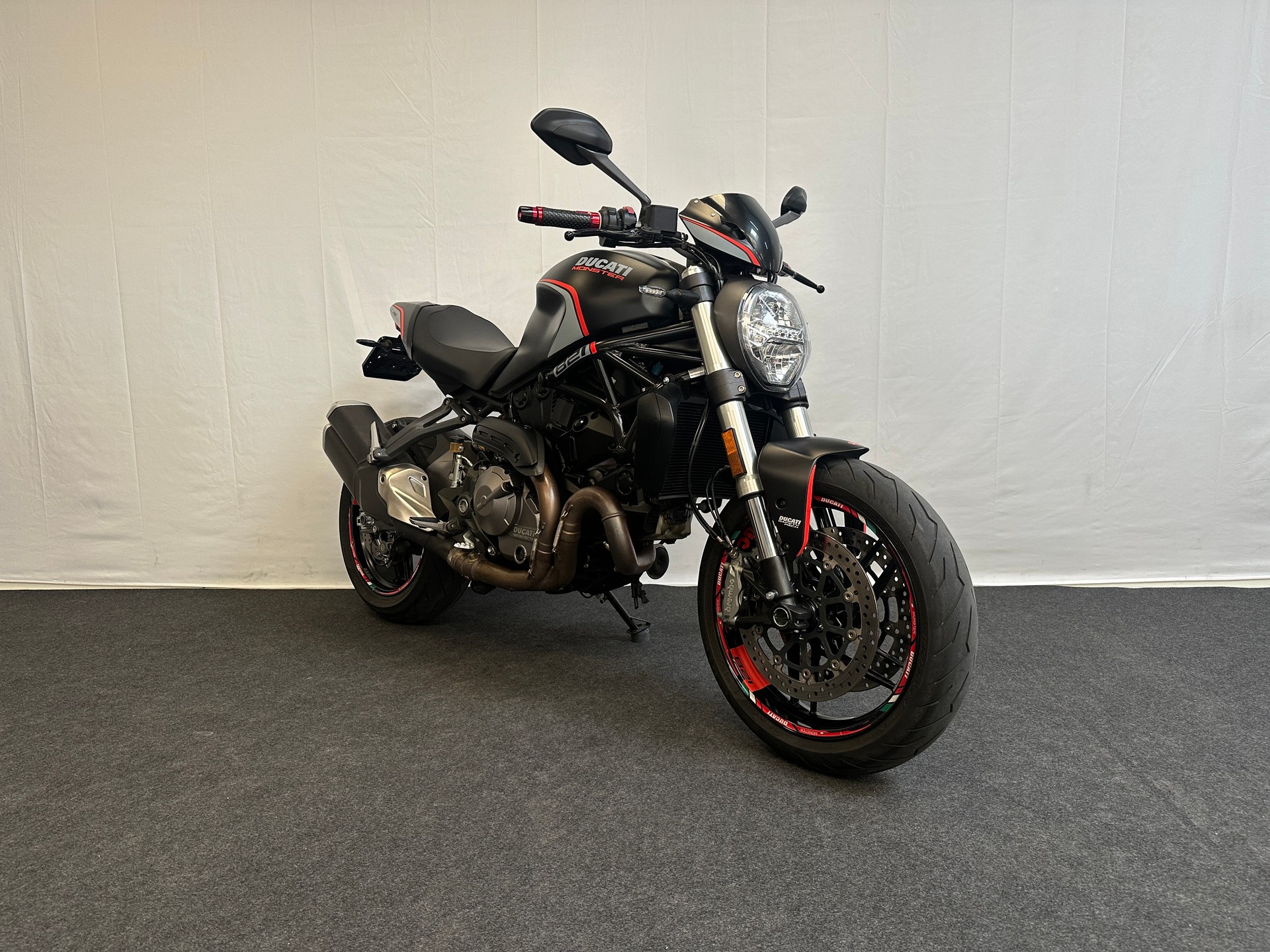 DUCATI Monster 821 Stealth-image-2