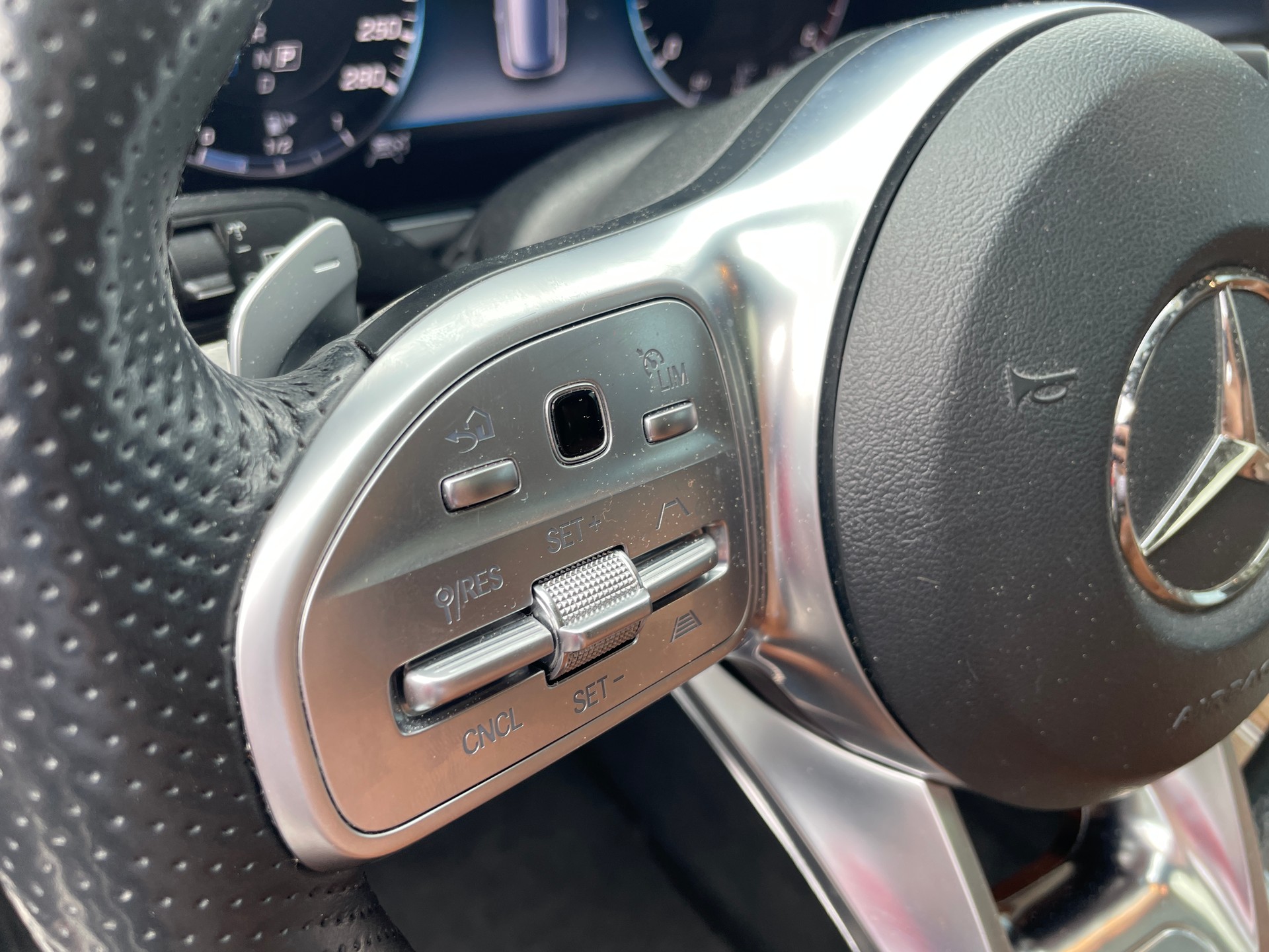 MERCEDES-BENZ E 220 d Swiss Star AMG Line 4Matic 9G-Tronic-image-12